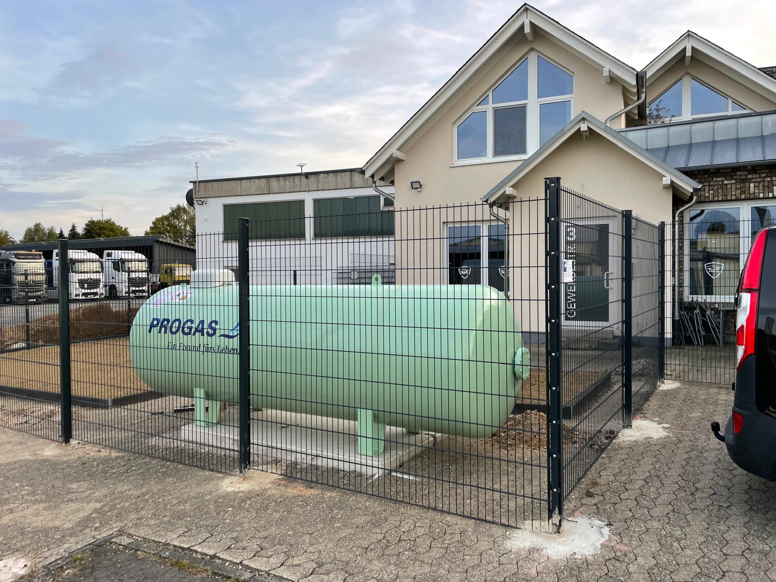 Coworking Space: Außenansicht, Eingang mit Windfang - B50 Business & CoWorking Center