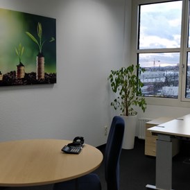 Coworking Space: Das größere unserer beiden Co-Working Büros kann zum Arbeiten allein oder zu zweit oder auch für Mandantentermine genutzt werden.  - Coworking für Rechtsanwälte