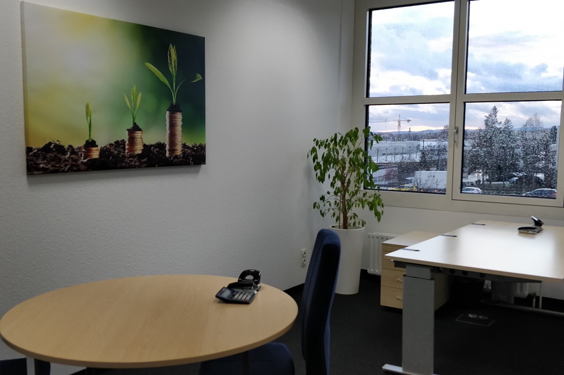 Coworking Space: Das größere unserer beiden Co-Working Büros kann zum Arbeiten allein oder zu zweit oder auch für Mandantentermine genutzt werden.  - Coworking für Rechtsanwälte