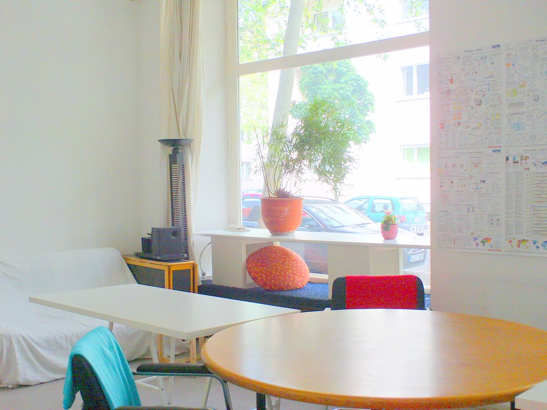 Coworking Space: Besprechungstisch mit Blick auf die Wohnstraße - CatchUp-OPEN SPACE OFFICE