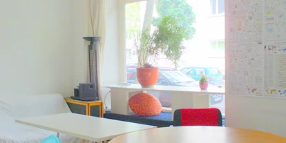 Coworking Spaces - Berlin-Stadt Charlottenburg - Besprechungstisch mit Blick auf die Wohnstraße - CatchUp-OPEN SPACE OFFICE