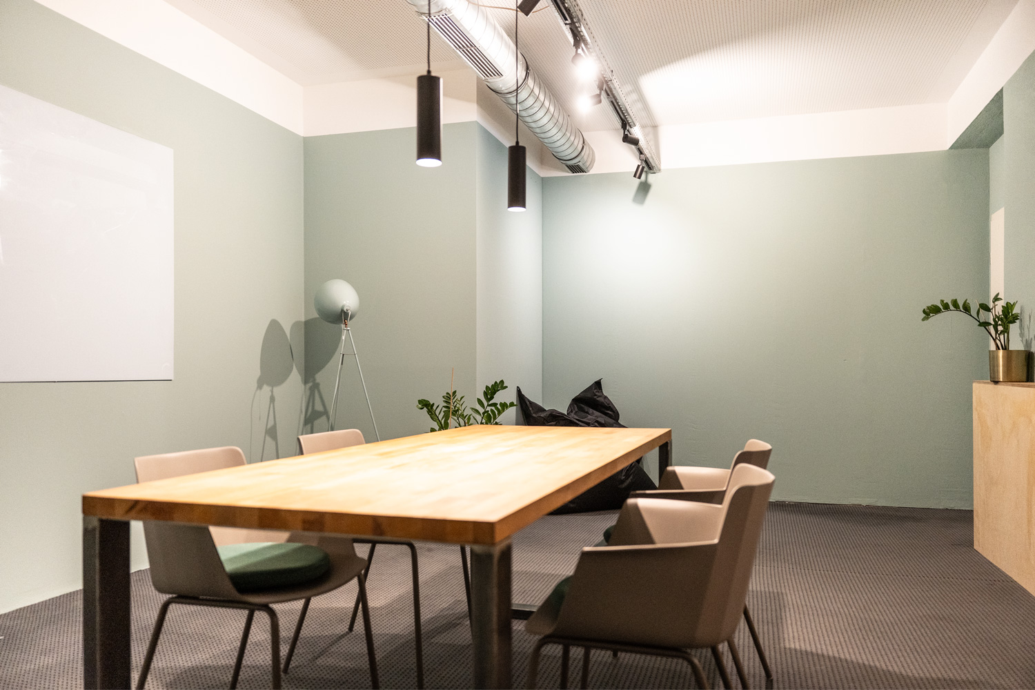 Coworking spaces - Bavaria - meeting room "Lounge" - BASE Coworking