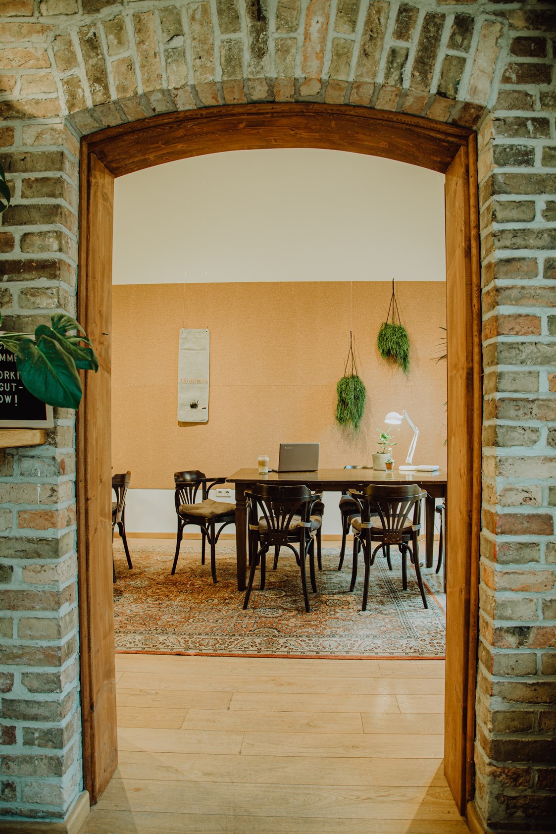 Coworking Space: Zugang Arbeitsraum vom Café aus. - Co Working & Vacation// Rittergut Damerow