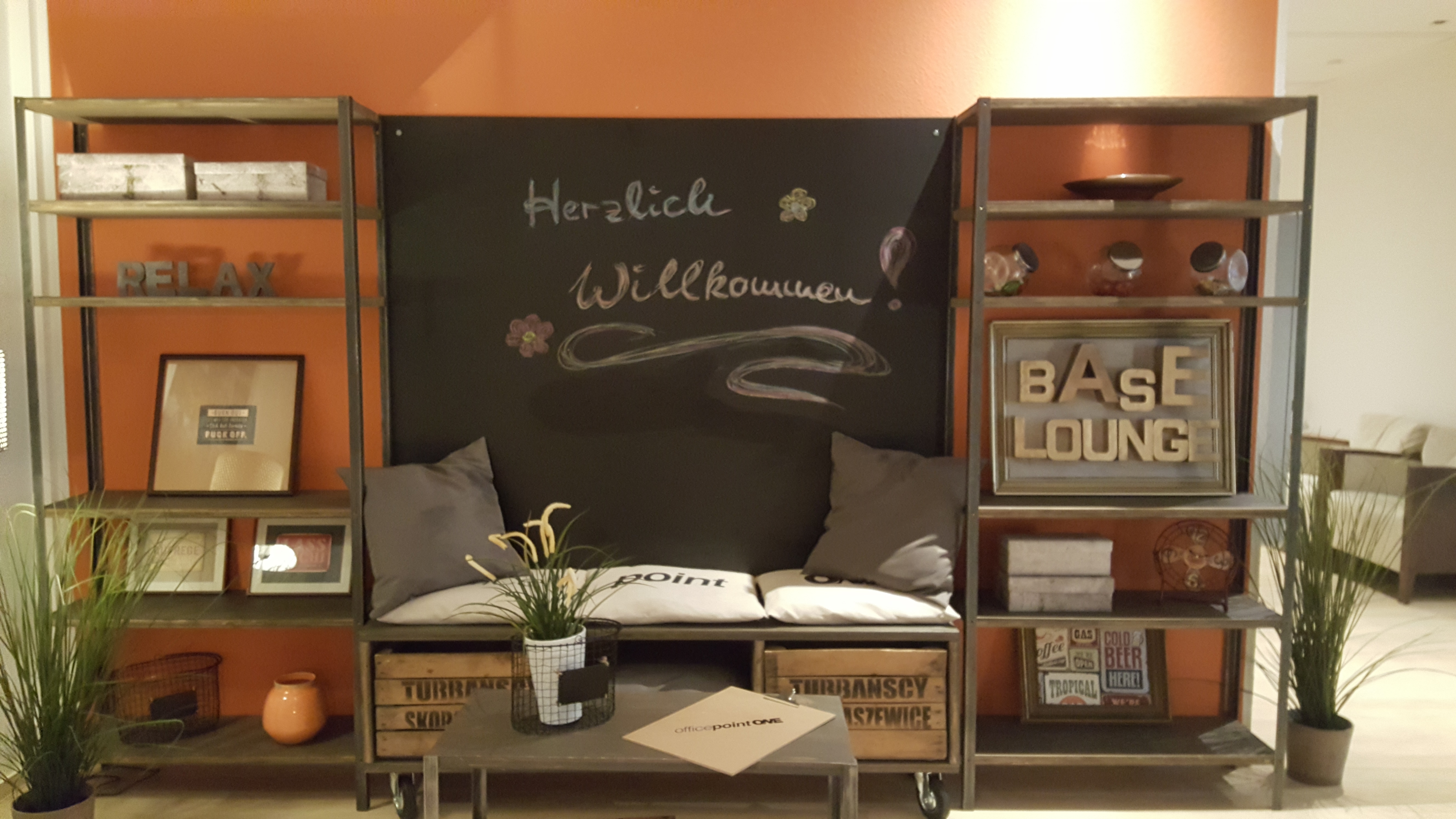 Coworking Spaces - Hamburg-Stadt (Hamburg, Freie und Hansestadt) - Herzlich Willkommen im Satelliten Alster - hier gibt es neben dem Coworking Bereich auch Community Bereiche, Kaffee-Küchen, eine Terrasse und ein Anlegesteg für die hauseigenen Kanus im Osterbekkanal. - Satellit Alster