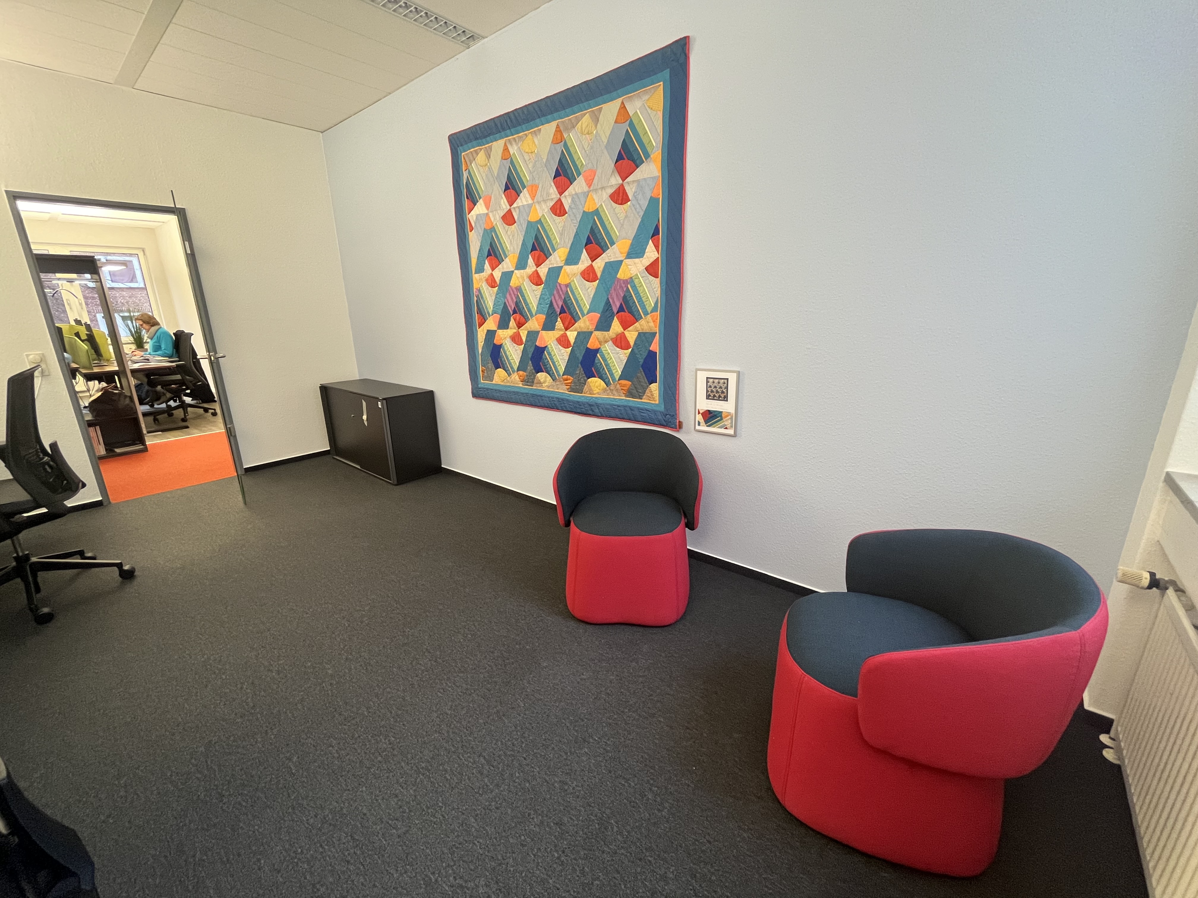 Coworking Spaces - Hamburg-Stadt (Hamburg, Freie und Hansestadt) - Office Box im Satelliten Alster mit 2 Arbeitsplätzen und Bildschirmen inkl. Kameras, über die man diesen schönen Quilt von Schnuppe von Gwinner im Hintergrund sieht. - Satellit Alster