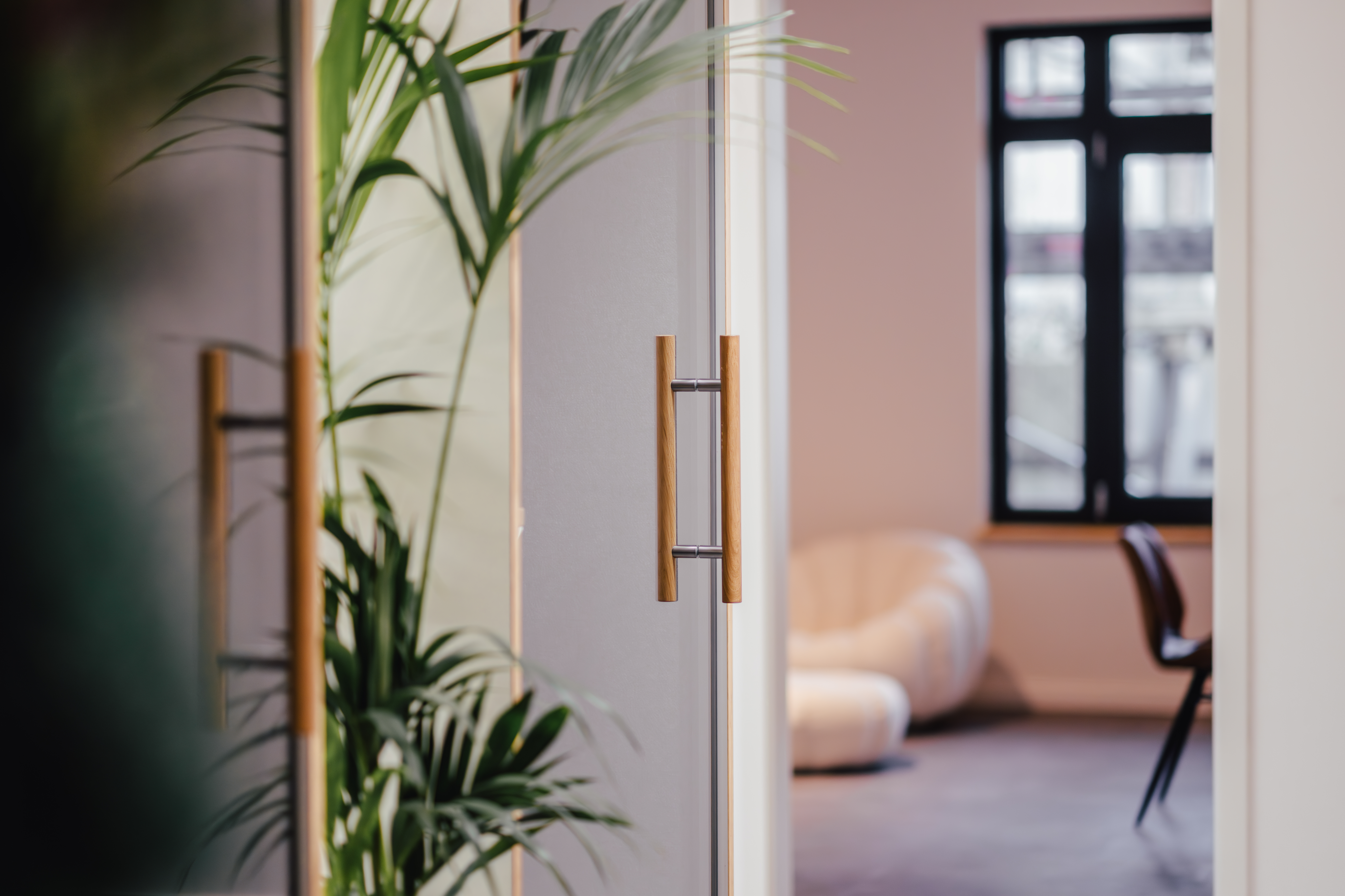 Coworking Space: Zwei Telefonboxen für ungestörte Gespäche.  - alfaSpace Coworking