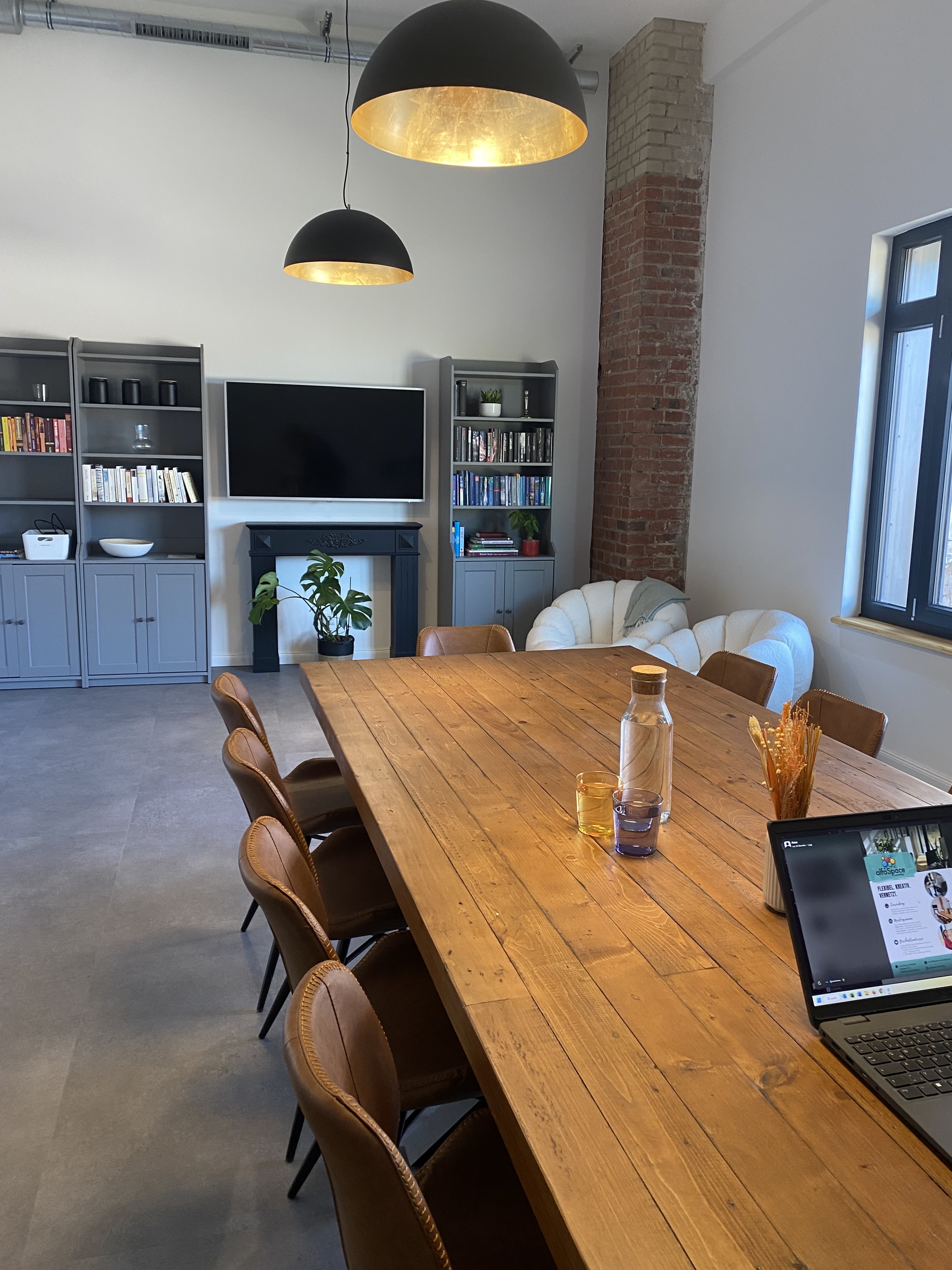 Coworking Space: Kaminzimmer mit großem Bildschirm.  - alfaSpace Coworking