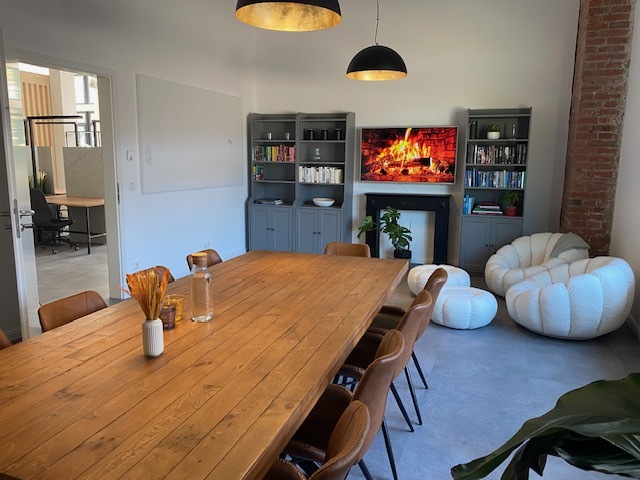 Coworking Space: Kaminzimmer -  der große Meetingraum für Workshops, Seminare und größere Besprechungen in gemütlicher Atmosphäre (10-15 Personen). - alfaSpace Coworking