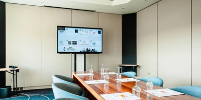 Coworking Spaces - Niedersachsen - Der Konferenzraum „Trischen“ im Best Western Hotel Das Donners in Cuxhaven ist ein moderner Boardroom mit stilvollem Ambiente, Tageslicht, aktueller Tagungstechnik und flexibler Bestuhlung – ideal für Meetings, Seminare und Workshops in professioneller Umgebung. - Donners Hotel