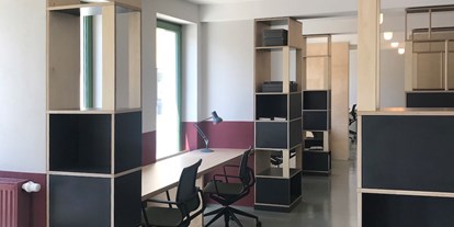 Coworking Spaces - Elbeland - Alle Schreibtische haben eine sehr komfortable Größe und sind jeweils mit  hochwertigem Bürostuhl, einer Schreibtischlampe und einer toolbox für Krimskrams ausgestattet - Ohja Coworking Leipzig Lindenau