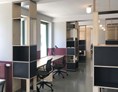 Coworking Space: Alle Schreibtische haben eine sehr komfortable Größe und sind jeweils mit  hochwertigem Bürostuhl, einer Schreibtischlampe und einer toolbox für Krimskrams ausgestattet - Ohja Coworking Leipzig Lindenau