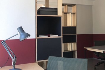 Coworking Space: Die Fensterplätze mit Blick auf die Merseburger Straße. - Ohja Coworking Leipzig Lindenau