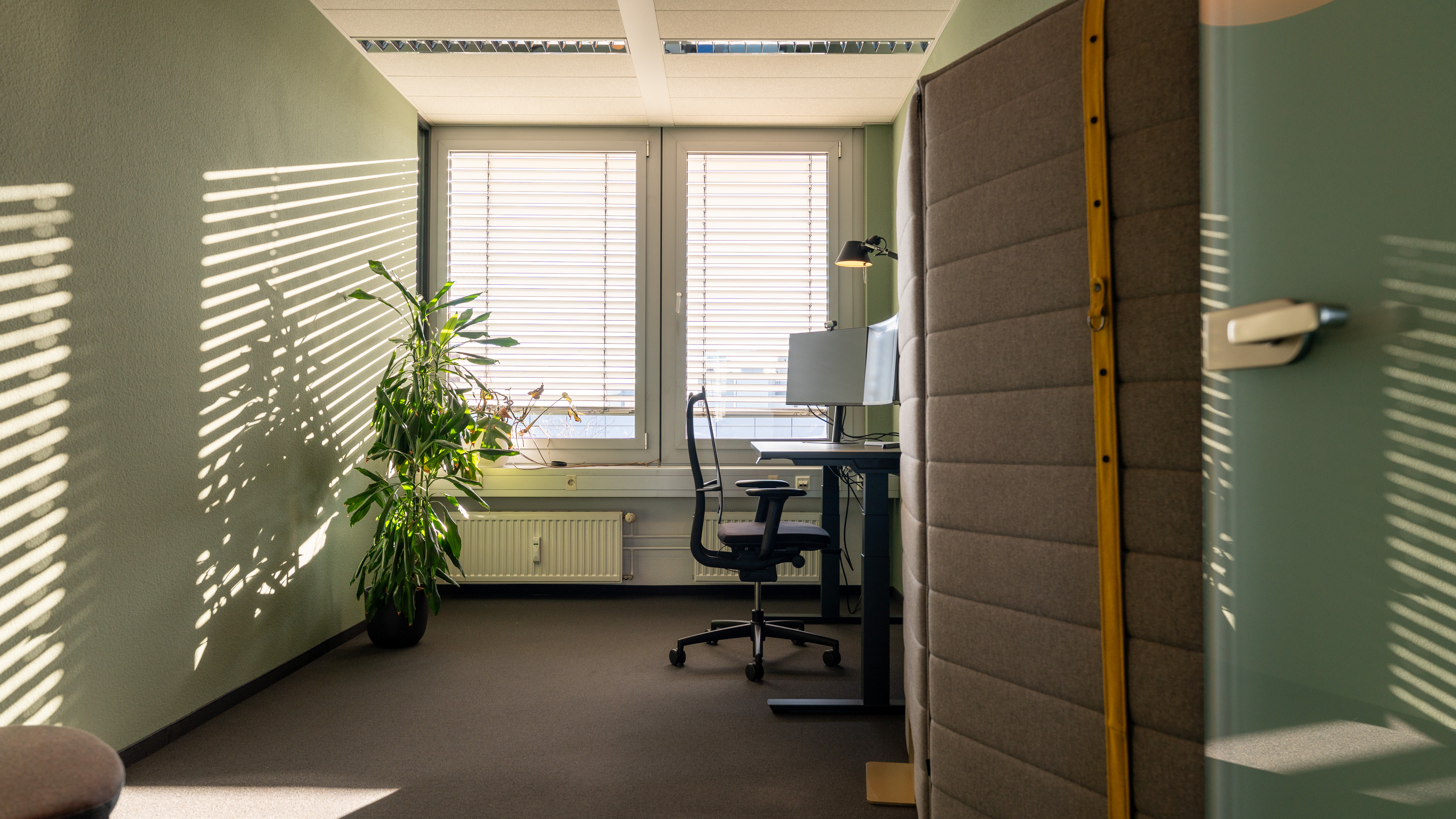 Coworking Spaces - Hamburg-Stadt (Hamburg, Freie und Hansestadt) - Einzelbüro

Technische Ausstattung:
- Samsung Widescreen Monitor 32″
- Samsung Widescreen Curved Display 34″
- HD-Webcam von Microsoft oder Logitech
- Höhenverstellbarer Schreibtisch
-> Weiteres auf Anfrage – wir machen (fast) alles möglich

Besonders geeignet für:
Konzentriertes Arbeiten, Brainstorming, Webinar, Livestream, Videocall, Videocoaching, E-Learning

Personenanzahl:
1 - pano.works