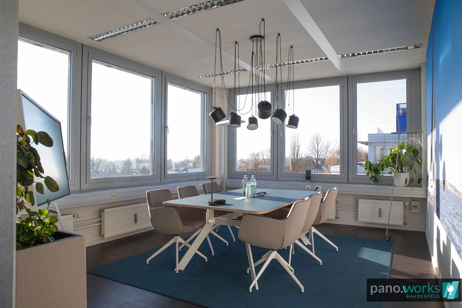 Coworking Spaces - Hamburg-Stadt (Hamburg, Freie und Hansestadt) - Konferenzraum "Regatta"

Technische Ausstattung:
- Samsung Flip 65″ Multifunktions-Screen (diverse Verbindungsmöglichkeiten, Pivot-Funktion) auf fahrbarem Ständer
- Jabra Panacast 180° Grad IP 4K Kamera (USB)
- Jabra Speak 710 IP Konferenztelefon (USB/Bluetooth)
- Highspeed WiFi/WLAN
-> Weiteres auf Anfrage – wir machen (fast) alles möglich

Besonders geeignet für:
Kreatives Meeting, Kundengespräch, Teamsitzung, Präsentation, Strategietreffen, Gruppenarbeit, Brainstorming, Workshop, Weiterbildung, Coaching, Networking-Event, Konferenz, Seminar

Ideale Personenanzahl:
1 bis 6
 - pano.works