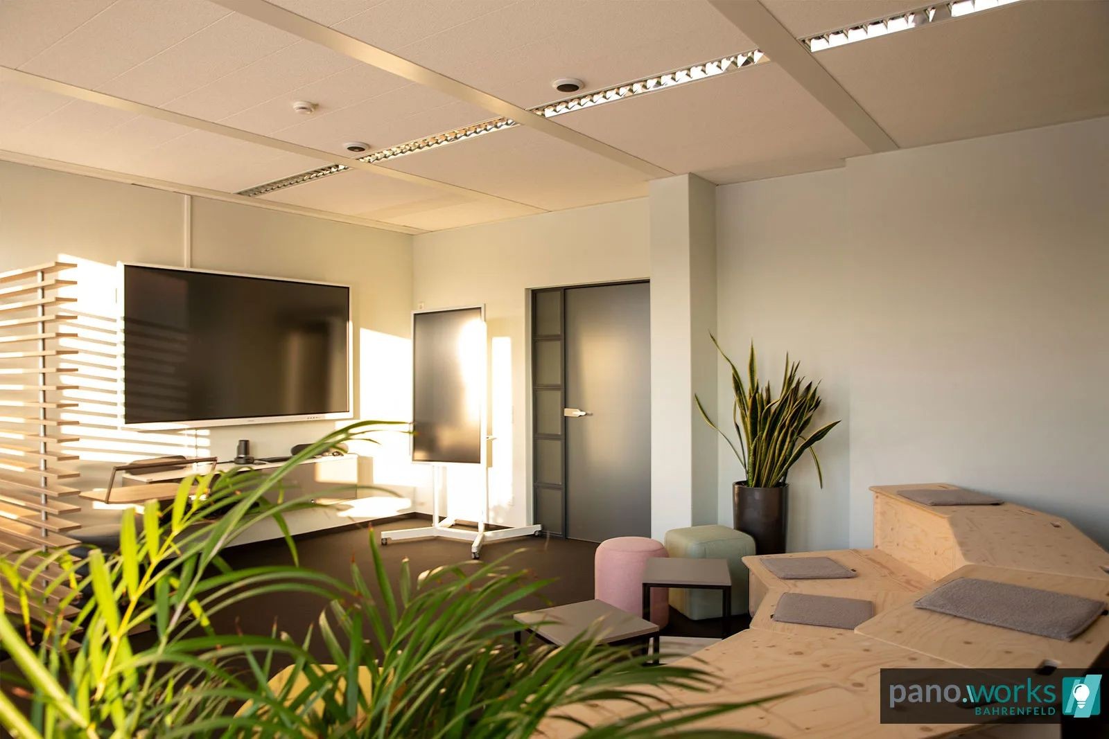 Coworking Spaces - Hamburg-Stadt (Hamburg, Freie und Hansestadt) - Konferenzraum "Nemo"

Technische Ausstattung:
- Samsung Flip 85″ Multifunktions-Screen (diverse Verbindungsmöglichkeiten, Pivot-Funktion), Wandmontage
- Samsung Flip 55″ Multifunktions-Screen (diverse Verbindungsmöglichkeiten, Pivot-Funktion) auf fahrbarem Ständer
- Logitech Rally Plus Videoconferencing System
- Highspeed WiFi/WLAN
-> Weiteres auf Anfrage – wir machen (fast) alles möglich

Besonders geeignet für:
Kreatives Meeting, Kundengespräch, Teamsitzung, Präsentation, Strategietreffen, Gruppenarbeit, Brainstorming, Workshop, Weiterbildung, Coaching, Konferenz, Seminar

Ideale Personenanzahl:
1 bis 12 - pano.works