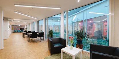 Coworking Spaces - Zugang 24/7 - Österreich - Rund um unser begrüntes Atrium gibt es die Möglichkeit sich auszutauschen oder in Ruhe zu arbeiten.  - Arbeitszimmer - der Coworkingspace in der HausWirtschaft