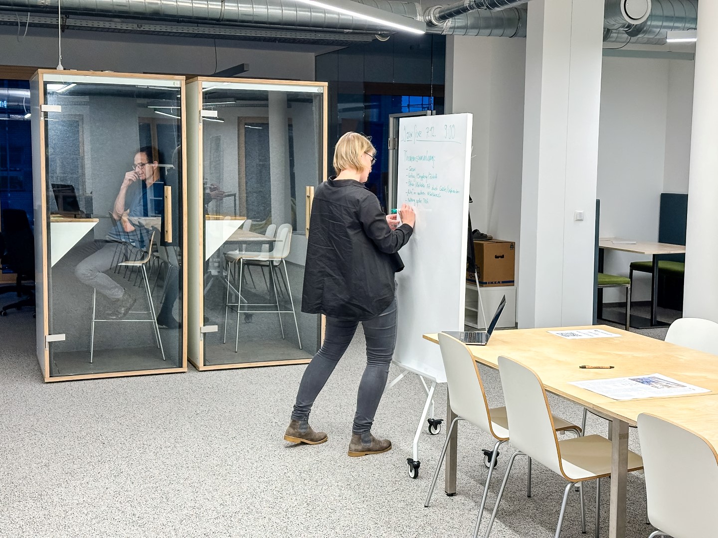 Coworking Space: Unsere Telefonboxen und viel Raum um kreativ zu arbeiten.  - Arbeitszimmer - der Coworkingspace in der HausWirtschaft
