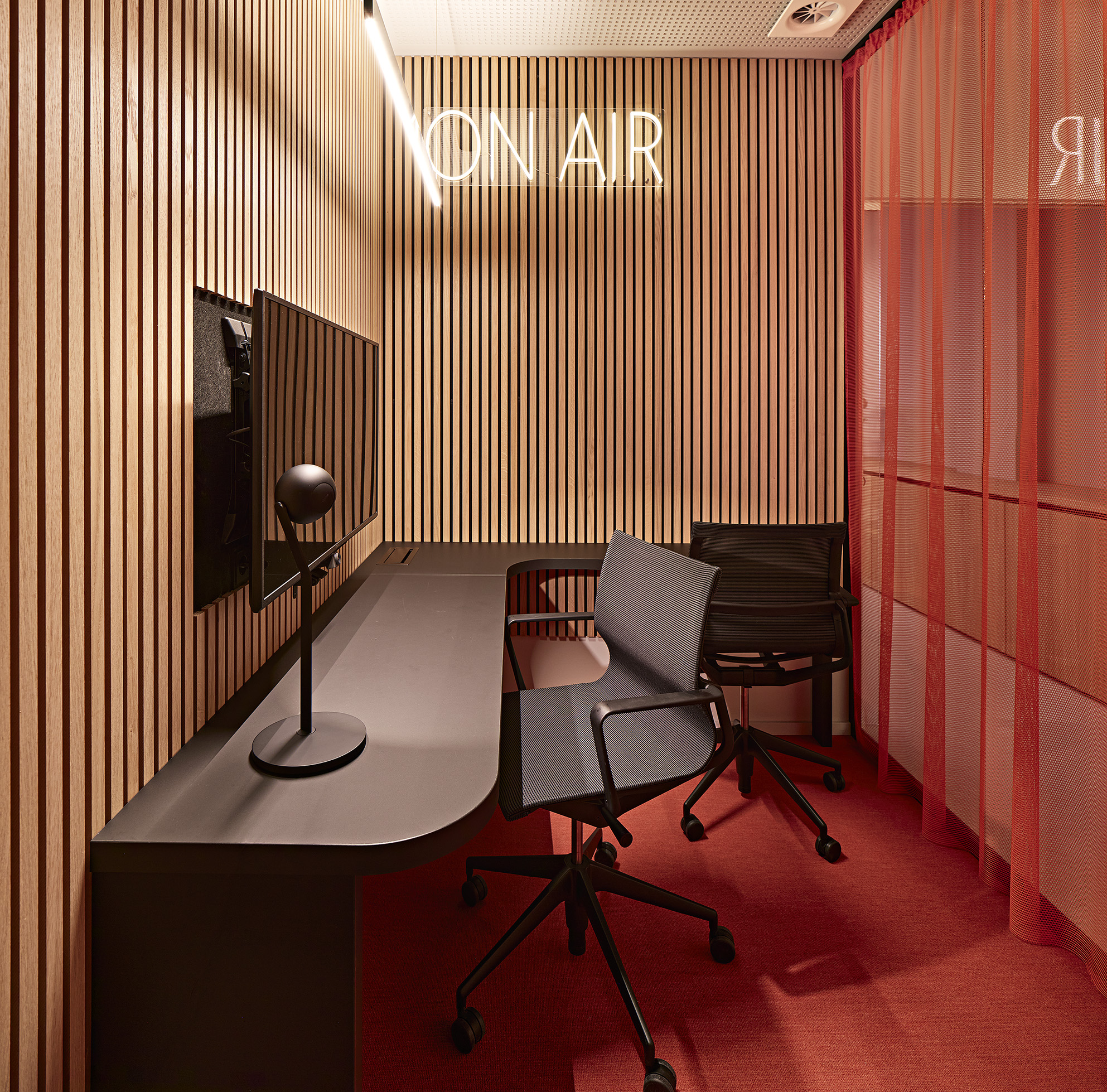 Coworking spaces - Bavaria - Ruhiger und  akustisch abgetrennter Raum für ungestörtes Arbeiten, für Videokonferenzen und Aufnahmen von Podcasts. Bis zu 2 Personen. - Exklusive Coworking-Fläche in Starnberg - zeitgemäße Arbeitswelt mit agilen Lösungen.