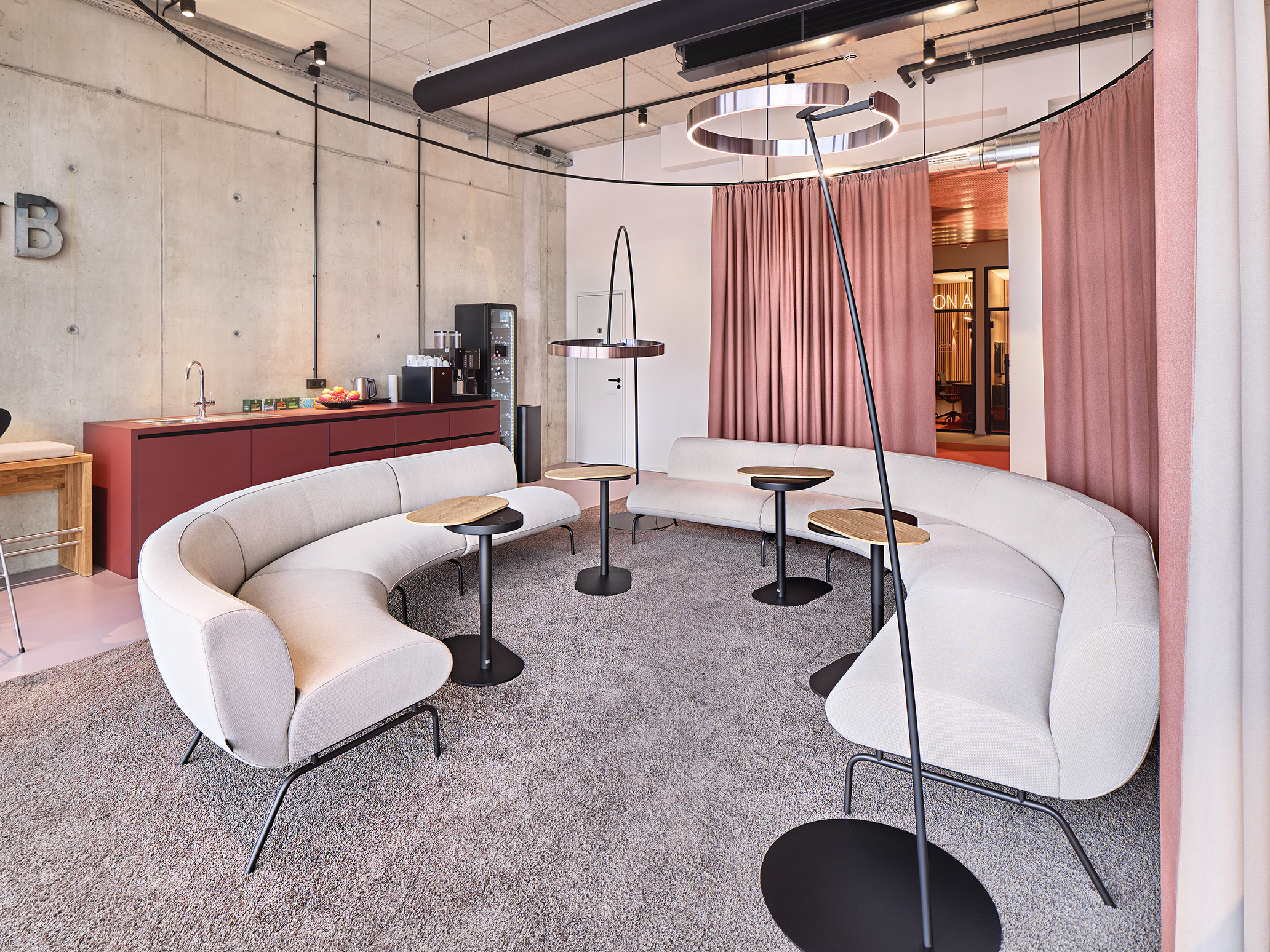 Coworking spaces - Bavaria - Ein Raumkonzept mit Wohlfühlatmosphäre. Außergewöhnlich flexible Nutzung vom einzelnen Arbeitsplatz über geschlossene Glas Cubes bis hin zum vielseitigem Konferenzraum. - Exklusive Coworking-Fläche in Starnberg - zeitgemäße Arbeitswelt mit agilen Lösungen.