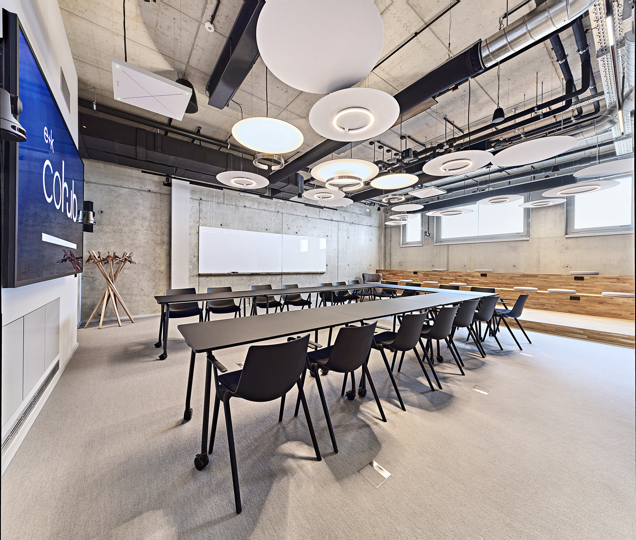 Coworking spaces - Bavaria - Je nach Nutzung und Teamgröße flexibel möblierbarer Konferenzraum mit modernster Kommunkationstechnologie. Bis zu 20 Personen. - Exklusive Coworking-Fläche in Starnberg - zeitgemäße Arbeitswelt mit agilen Lösungen.