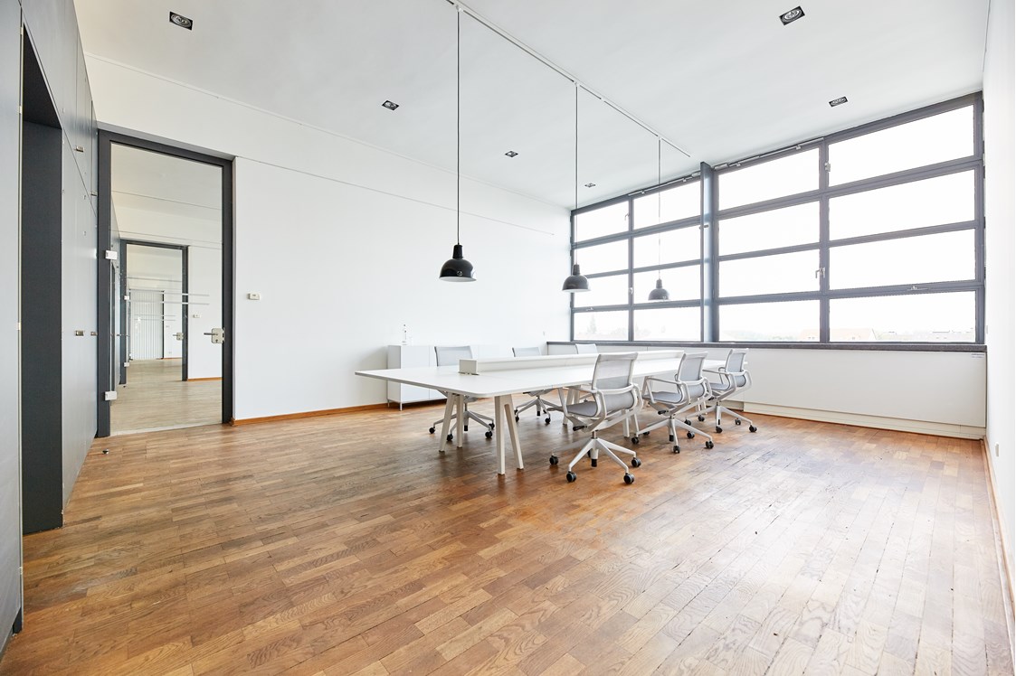 Coworking Space: Musterbild des Coworking-Spaces:
Moderne Vitra Möbel sorgen für ideale Arbeitbedingungen. - Coworking im Café Ludwig
