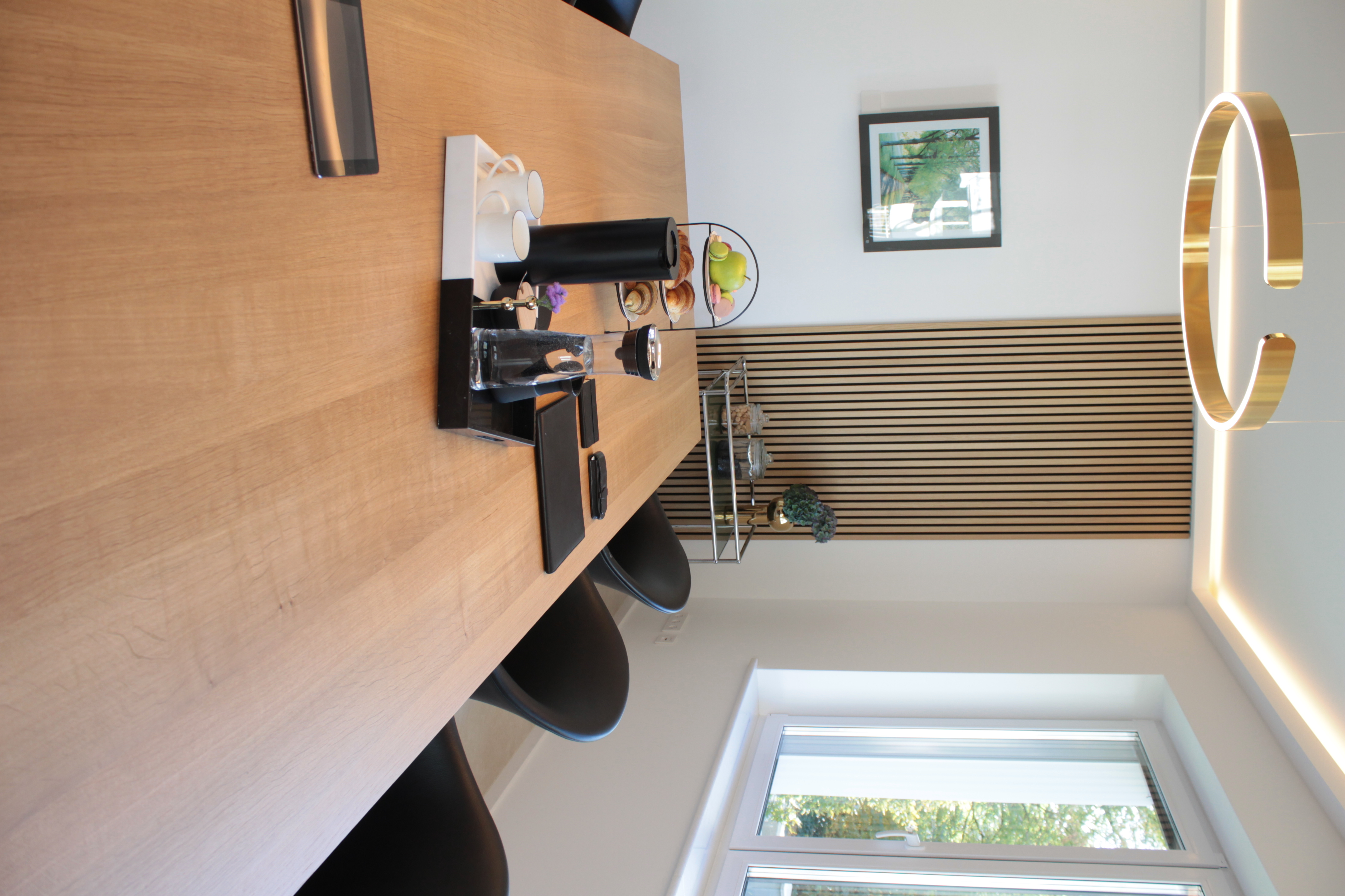 Coworking Spaces - Niedersachsen - Ob Workshop, Kick-off, Inhouse-Schulung oder Präsentation – unsere Meeting- und Konferenzräume bieten die ideale Umgebung für produktive und professionelle Zusammentreffen.

Unsere Räume sind komplett ausgestattet und bieten die Projektionsfläche für all deine Bedürfnisse: SMART TV, Streaming-Device, Highspeed-WLAN, Whiteboard, Flipchart, 4K Kamera, modernste Mikrofon- und Lautsprechertechnik.

Neben der Technik sorgen wir auf Wunsch auch für alles andere: ein eingedeckter Tisch, vorbereitete Getränke, Croissants und Foccacia für die Meetingpause. Uns geht es darum, deinen Termin so angenehm und reibungslos wie möglich zu begleiten.

In unserem kleinen Konferenzraum kannst du dich mit insgesamt bis zu sechs Personen wohlfühlen. Im großen Konferenzraum finden bis zu 18 Personen Platz. Für jedes deiner Meetings findest du bei uns die perfekte Umgebung. - hindenburg.works