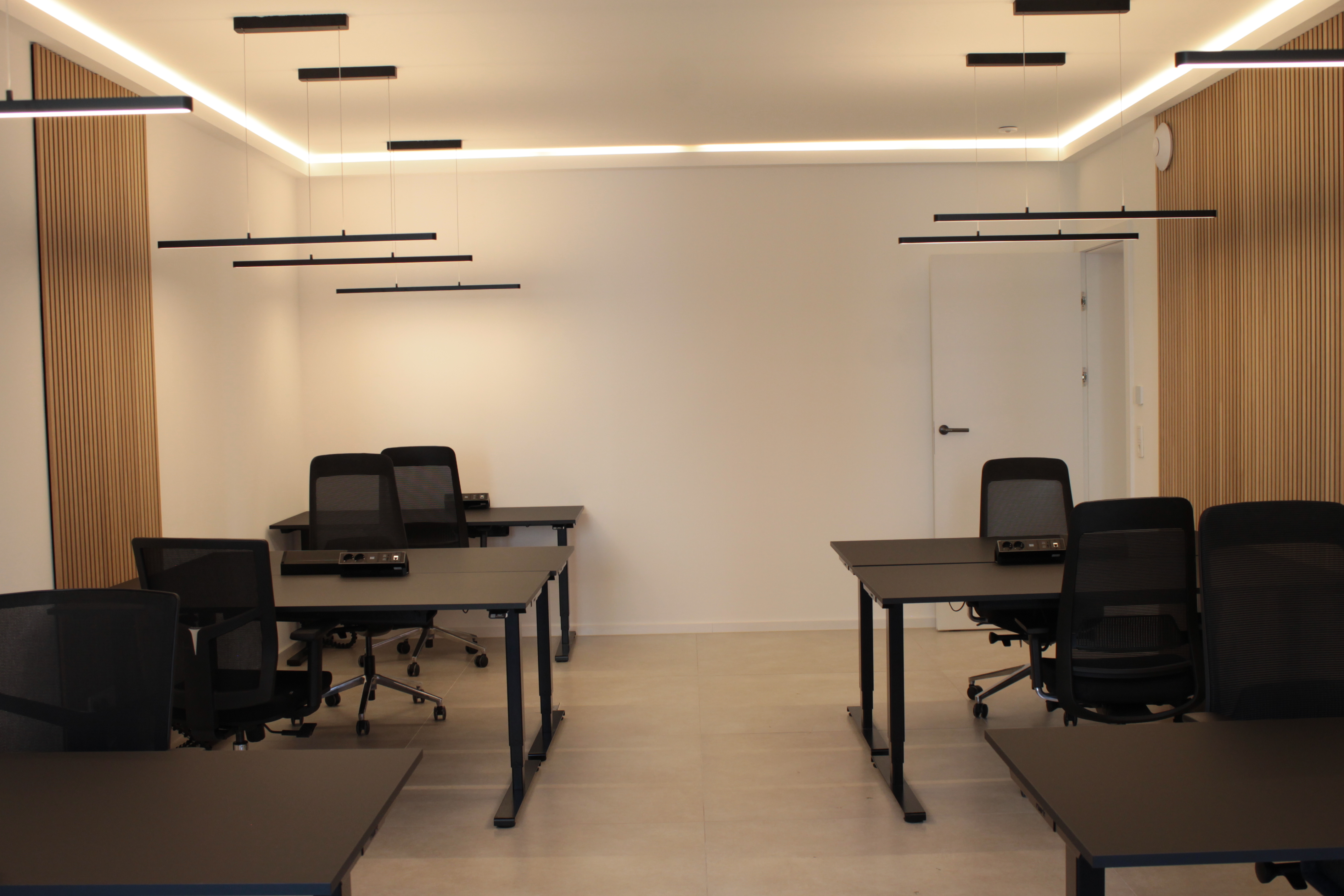 Coworking Spaces - Niedersachsen - Arbeite genau so, wie es zu deinem Alltag passt:

Du brauchst nur an einem Tag in der Woche einen Arbeitsplatz, das aber an drei aufeinander folgenden Wochen? Du brauchst fünf Tage am Stück einen Platz? Unsere Arbeitsplätze stehen dir flexibel zur Verfügung, du kannst deine Buchung nach deinen Bedürfnissen gestalten.

Das gilt nicht nur für deine Arbeitszeiten: bei uns kannst du vom clean desk bis zum voll ausgestatteten Büroarbeitsplatz alles buchen. Unsere Arbeitsplätze sind alle mit extragroßen elektrisch höhenverstellbaren Tischen und einem ergonomischen Bürostuhl ausgestattet. Strom und Netzanschlüsse inkl. USB-Ports findest du direkt an der Tischplatte.

Das reicht dir? Perfekt! Wenn Du aber mehr brauchst, bieten wir dir mehr. Ab einer Nutzungsdauer von einer Woche statten wir deinen Arbeitsplatz mit kompletter IT-Infrastruktur aus. PC, Monitore, Telefon, Zubehör.

Und das beste dabei: bei uns ist immer jemand im Haus, du stehst also mit keiner Herausforderung allein im Regen. Vergessene Netzteile, kein Pausenbrot. Wir können die allermeisten kleinen und großen Probleme lösen.

Apropos Pausenbrot: Kaffee und Wasser stehen immer bereit. Und wenn es mal etwas mehr sein soll, haben wir nicht nur die besten Tipps, sondern setzen alle Wünschen auch gern für dich um. Damit du dich auf das konzentrieren kannst, was zählt: deine Arbeit. - hindenburg.works