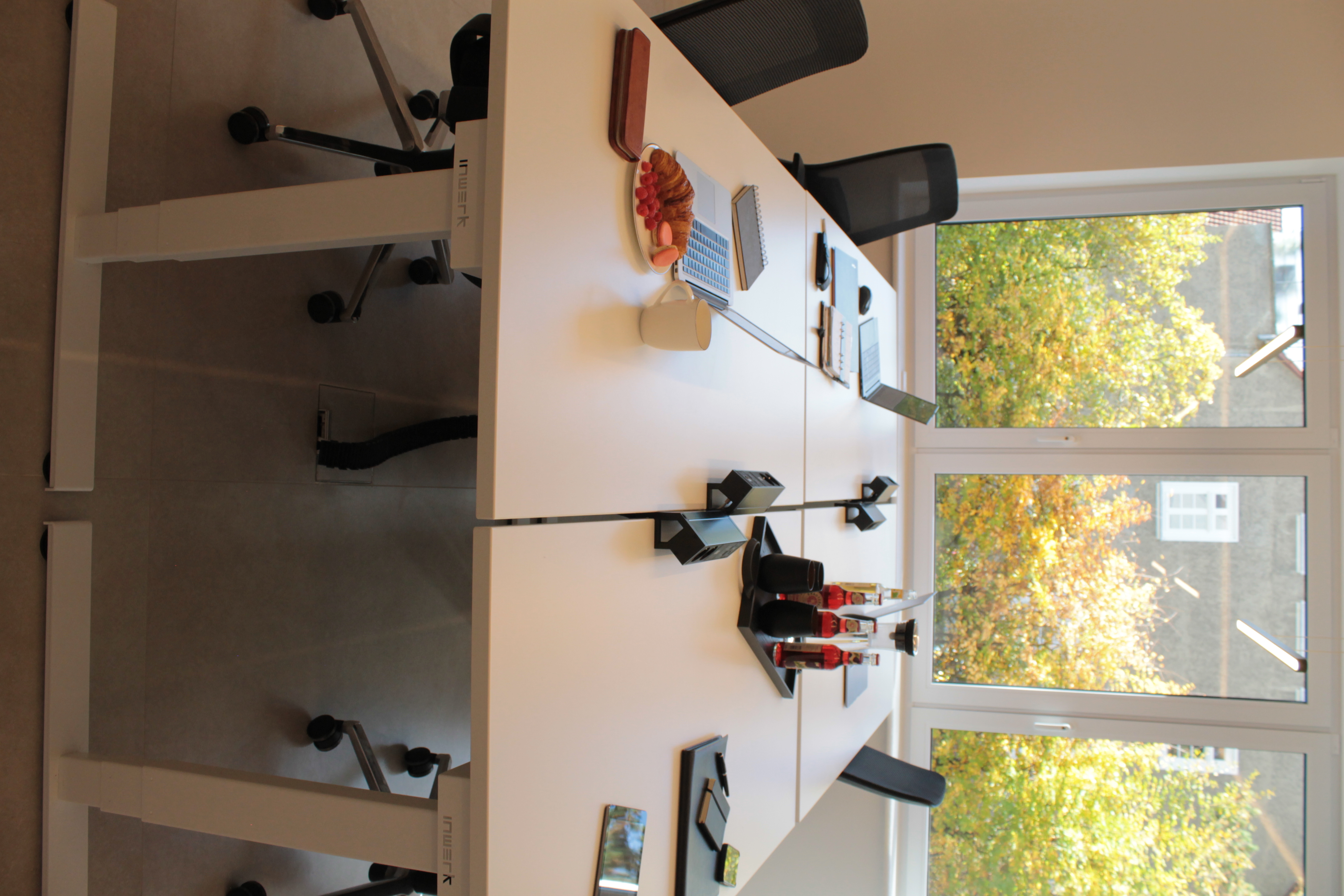 Coworking Space: Maximale Ruhe, volle Konzentration – dein eigenes Büro auf Zeit.

Manchmal braucht man einfach etwas mehr Platz - oder maximale Vertraulichkeit. Wir verstehen beides und bieten dir daher Arbeitsplätze in eigenen Büros.

Je nach Bürotyp findest du hier zwei oder vier Arbeitsplätze, die jeweils mit unseren extragroßen, elektrisch höhenverstellbaren Tischen und ergonomischen Bürostühlen ausgestattet sind. An jedem Arbeitsplatz findest Du alle notwendigen technischen Einrichtungen - Strom, Netzwerkanschlüsse und USB-Ports in Griffweite - und in Kabelreichweite.

Wenn du dein eigenes Büro länger als eine Woche buchst, statten wir dir deinen Arbeitsplatz nach Wunsch auch mit der passenden IT aus. Passend dazu findest du in einigen Bürotypen auch geräumige Aktenschränke, damit du dich so richtig ausbreiten kannst.

Du suchst nicht nur für dich, sondern für dein Team einen Rückzugsort zum Arbeiten? In unserem Büro mit vier Arbeitsplätzen findest du neben der übrigen Ausstattung auch ein Whiteboard - Stifte und weiteres Zubehör kannst du dir jederzeit von uns aushändigen lassen. - hindenburg.works