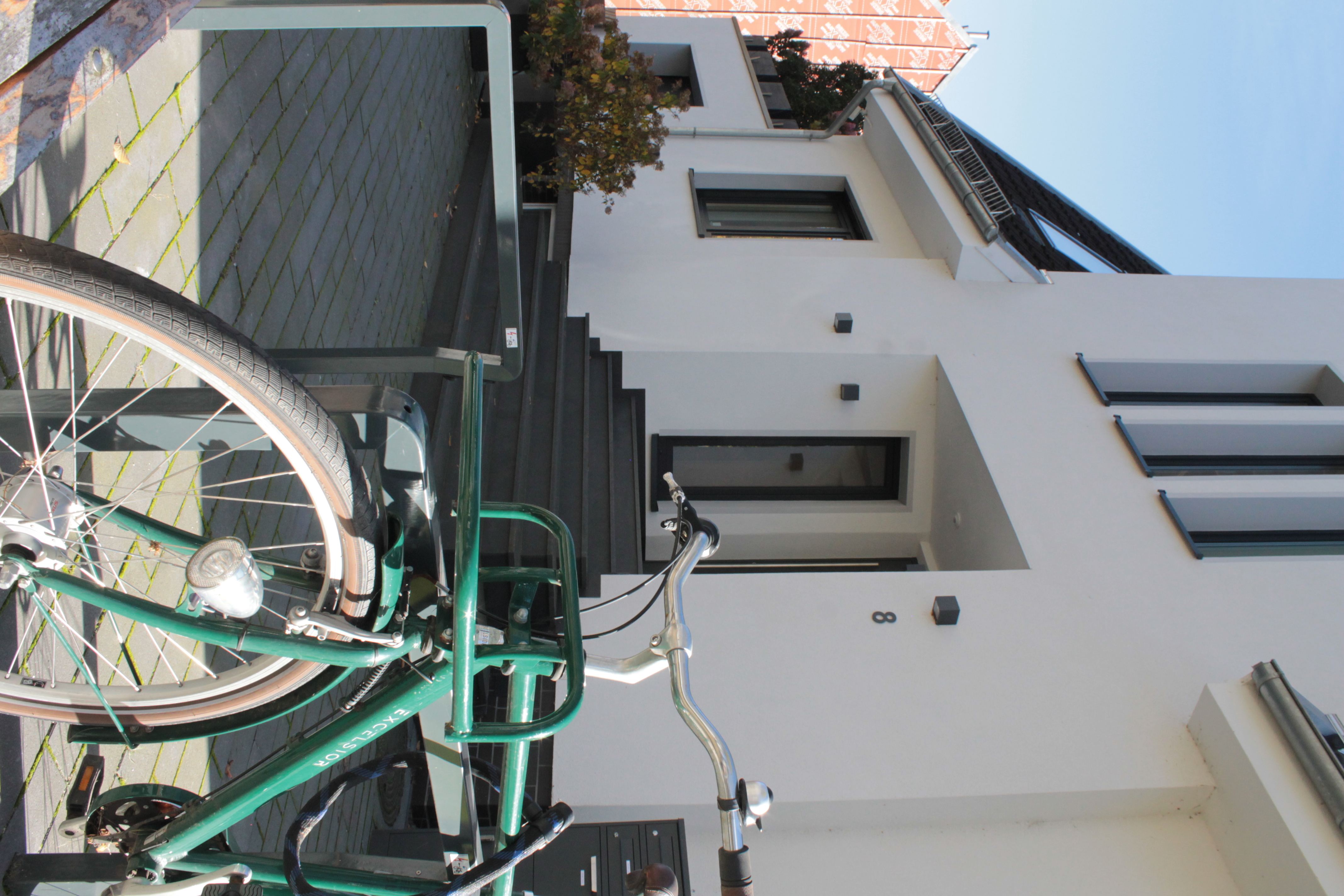 Coworking Space: Verkehrsanbindung
Die Schackstraße 8 liegt zentral im Hindenburgviertel und ist im Nu erreichbar. Die Straßenbahnhaltestelle Braunschweiger Platz befindet sich nur einige Minuten Fußweg entfernt, die Buslinien 128 und 134 halten nahebei. Zudem stehen Fahrradstellplätze mit integrierten Ladepunkten für E-Bikes und E-Scooter zur Verfügung. An der hauseigenen Wallbox kann während des Arbeitens dein Elektrofahrzeug geladen werden. - hindenburg.works