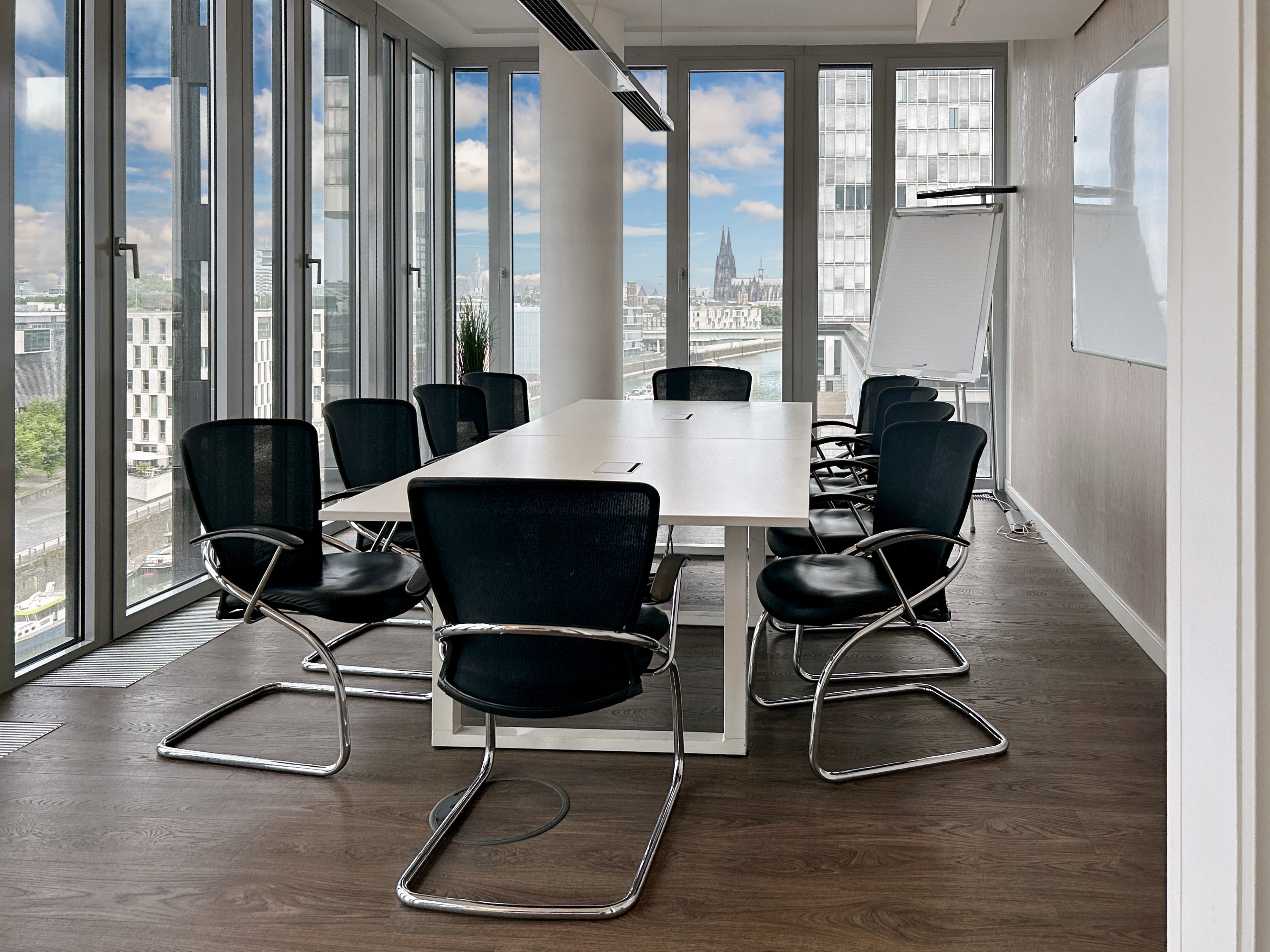 Coworking Spaces - Köln - Arbeitsplätze, Services und Support unterstützen Sie bei der Arbeit in Kranhaus Süd