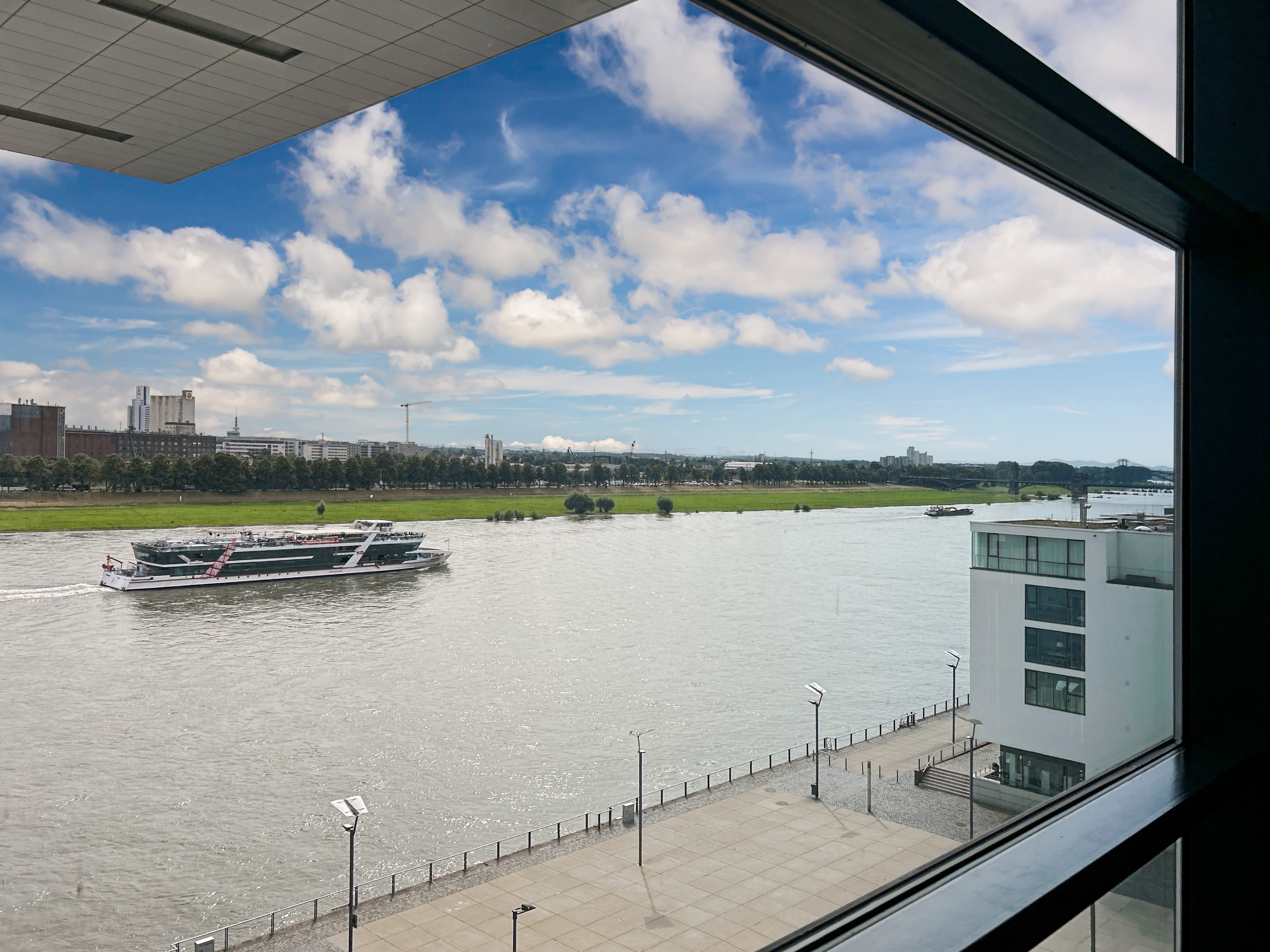 Coworking Spaces - Köln - Arbeitsplätze, Services und Support unterstützen Sie bei der Arbeit in Kranhaus Süd