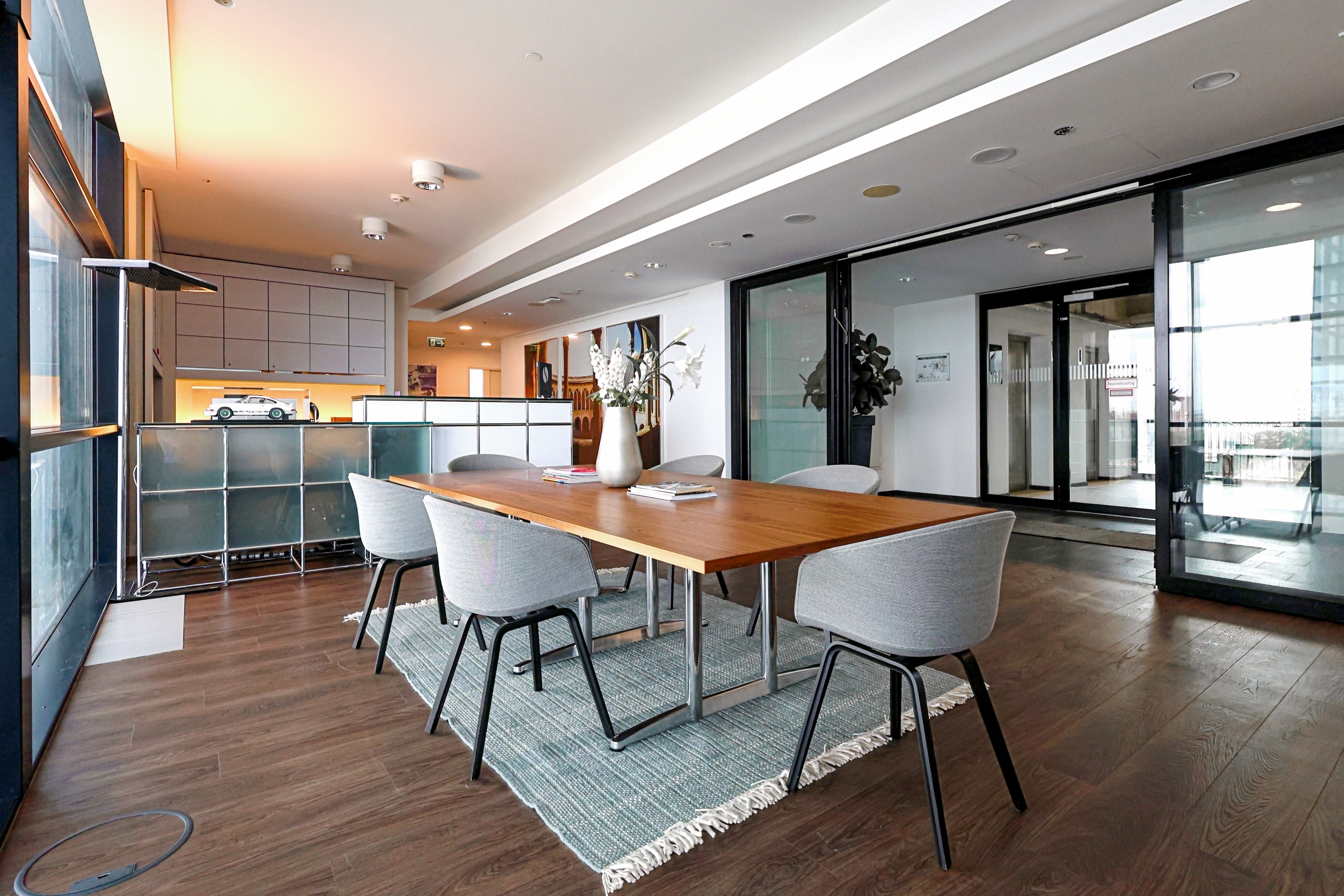 Coworking Spaces - Köln - Arbeitsplätze, Services und Support unterstützen Sie bei der Arbeit in Kranhaus Süd