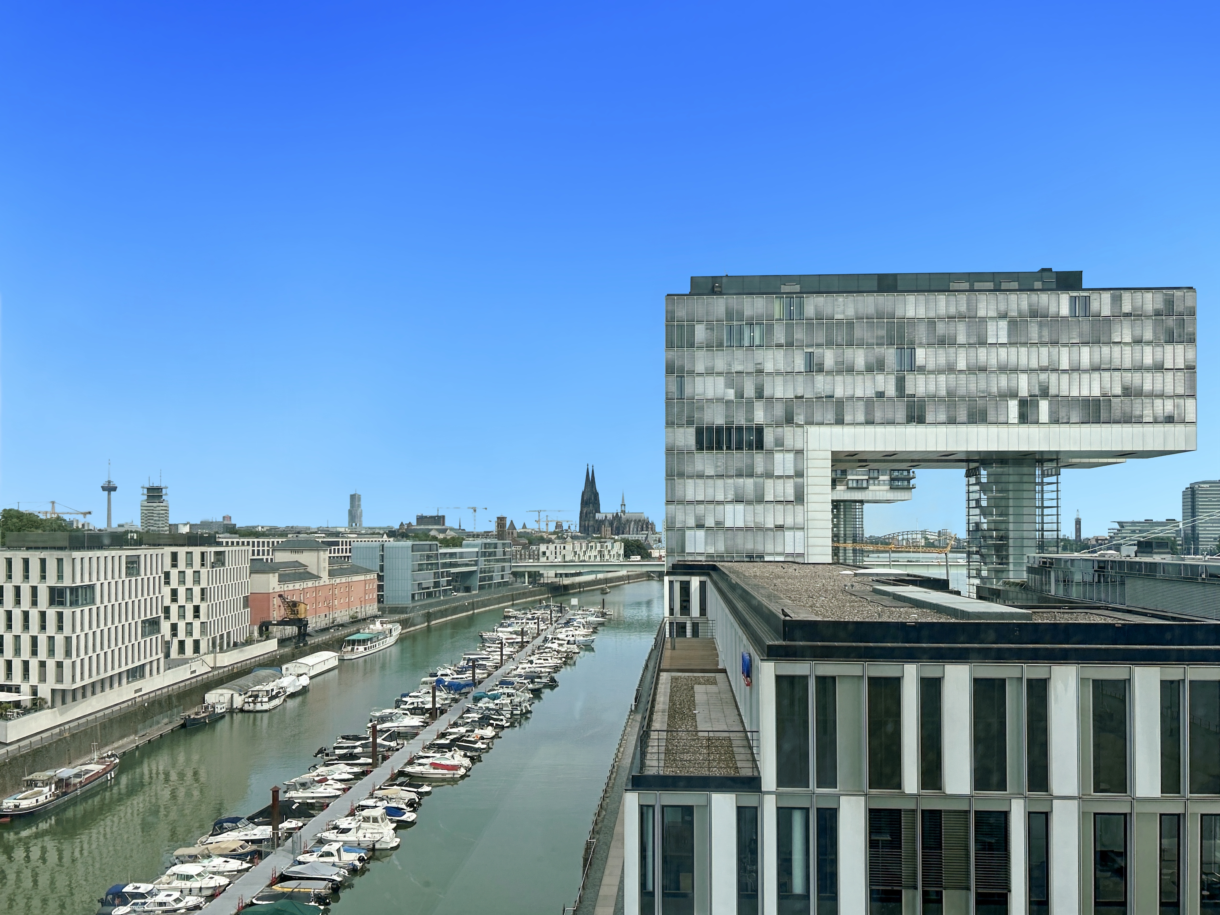 Coworking Space: Arbeitsplätze, Services und Support unterstützen Sie bei der Arbeit in Kranhaus Süd