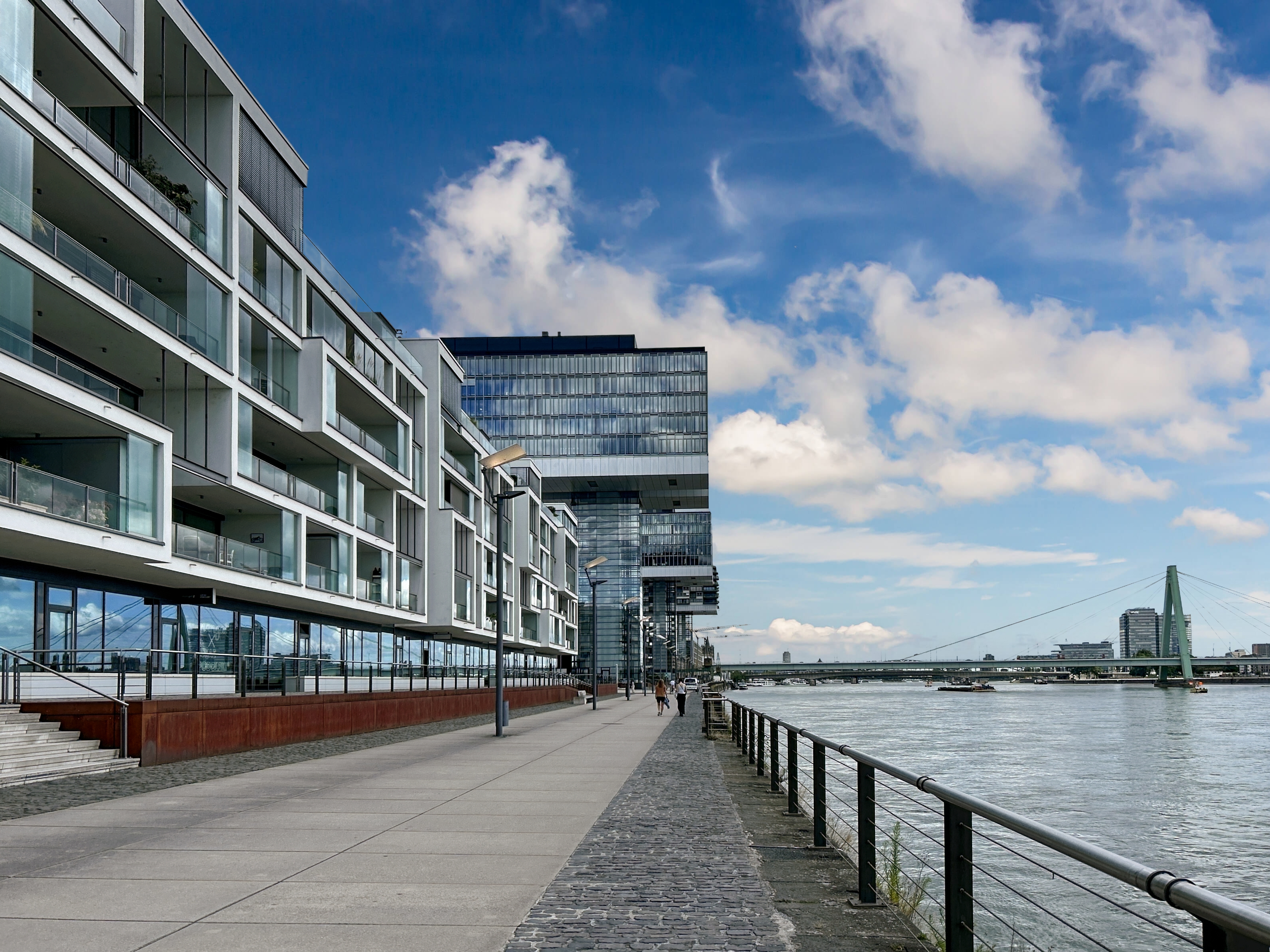 Coworking Spaces - Typ: Bürogemeinschaft - Köln - Arbeitsplätze, Services und Support unterstützen Sie bei der Arbeit in Signature Kranhaus Süd