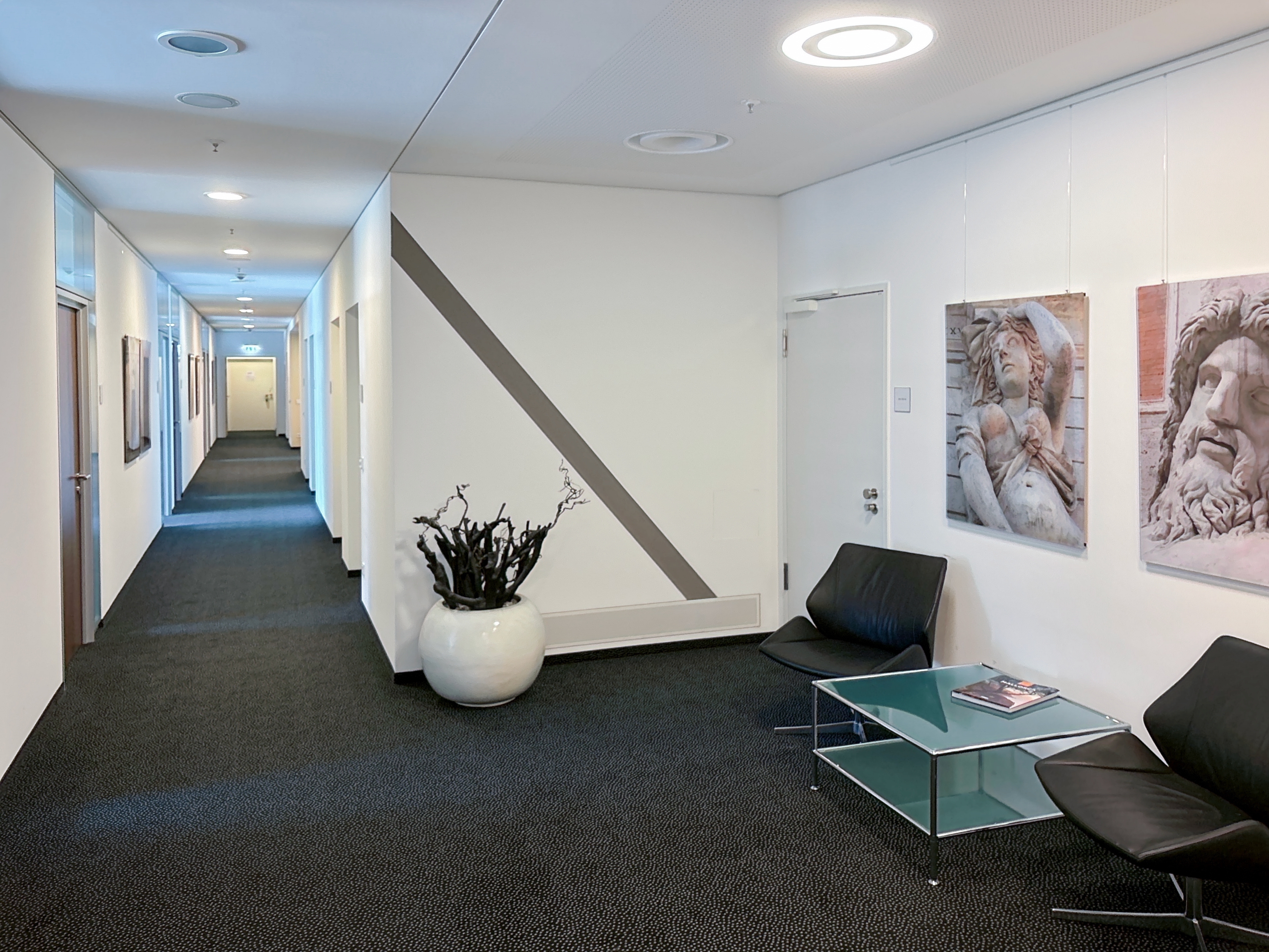 Coworking Space: All-inclusive-Zugang zu [Arbeitsplätzen, virtuellen Büros und Besprechungsräumen] in Hauptbahnhof Europaplatz