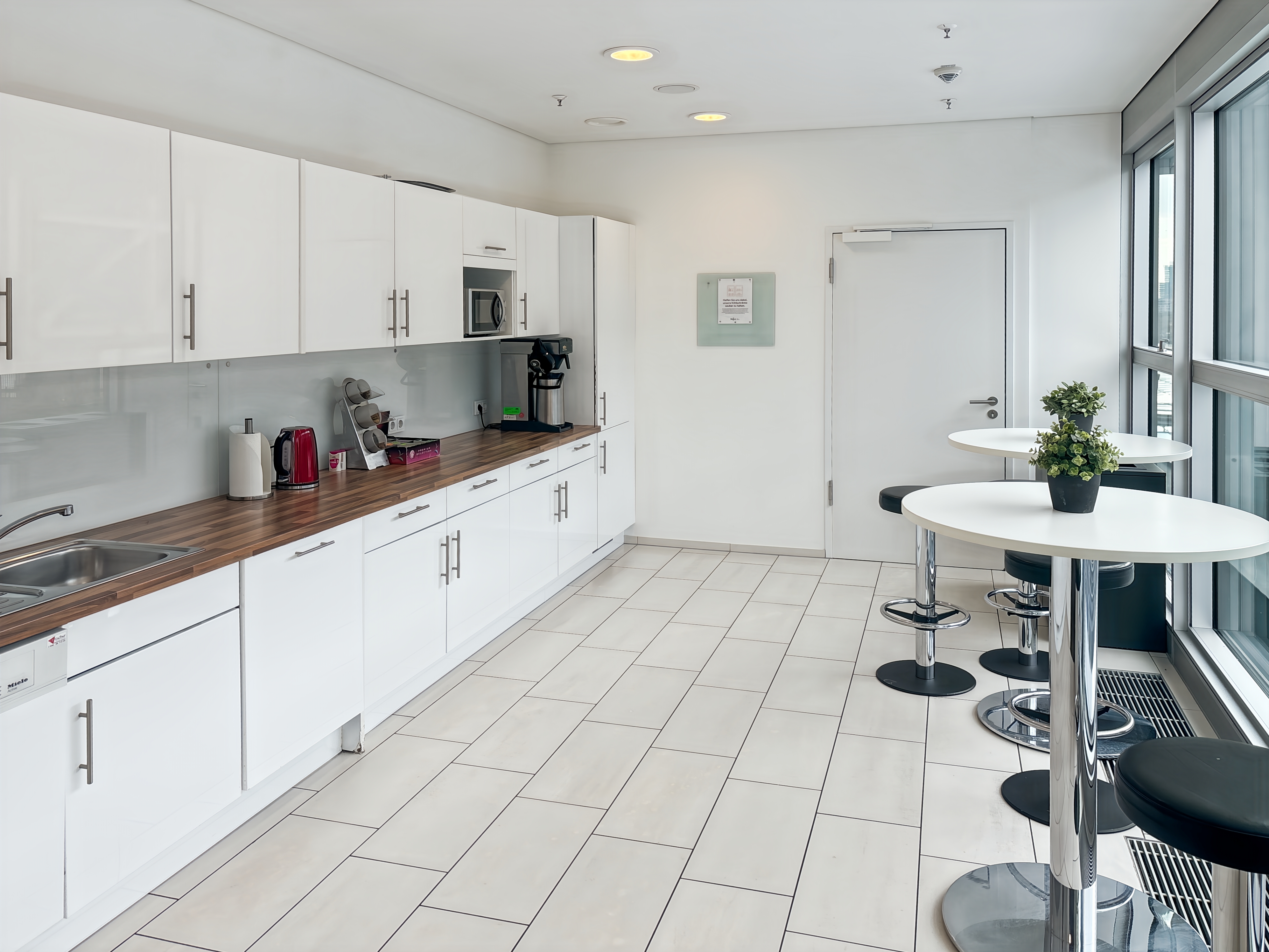 Coworking Space: All-inclusive-Zugang zu [Arbeitsplätzen, virtuellen Büros und Besprechungsräumen] in Hauptbahnhof Europaplatz