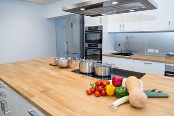 Coworking Space: Die Küche im Teamspace bietet absolute Vollausstattung an Küchenzubehöre und Geräten - Sonnenland Teamspace