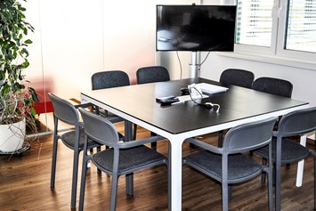 Coworking Space: Der Meetingspace bietet bis zu 8 Personen Platz für Besprechungen  - Sonnenland Teamspace