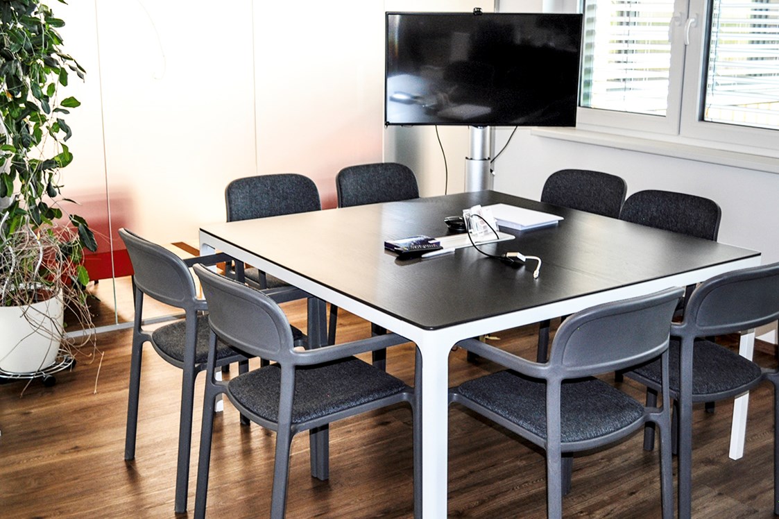 Coworking Space: Der Meetingspace bietet bis zu 8 Personen Platz für Besprechungen  - Sonnenland Teamspace