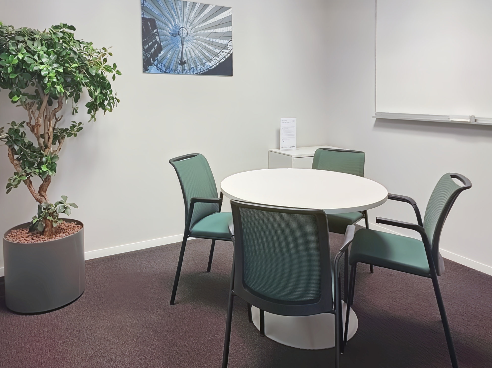 Coworking Space: All-inclusive-Zugang zu Arbeitsplätzen, virtuellen Büros und Besprechungsräumen in Regus Unter den Linden