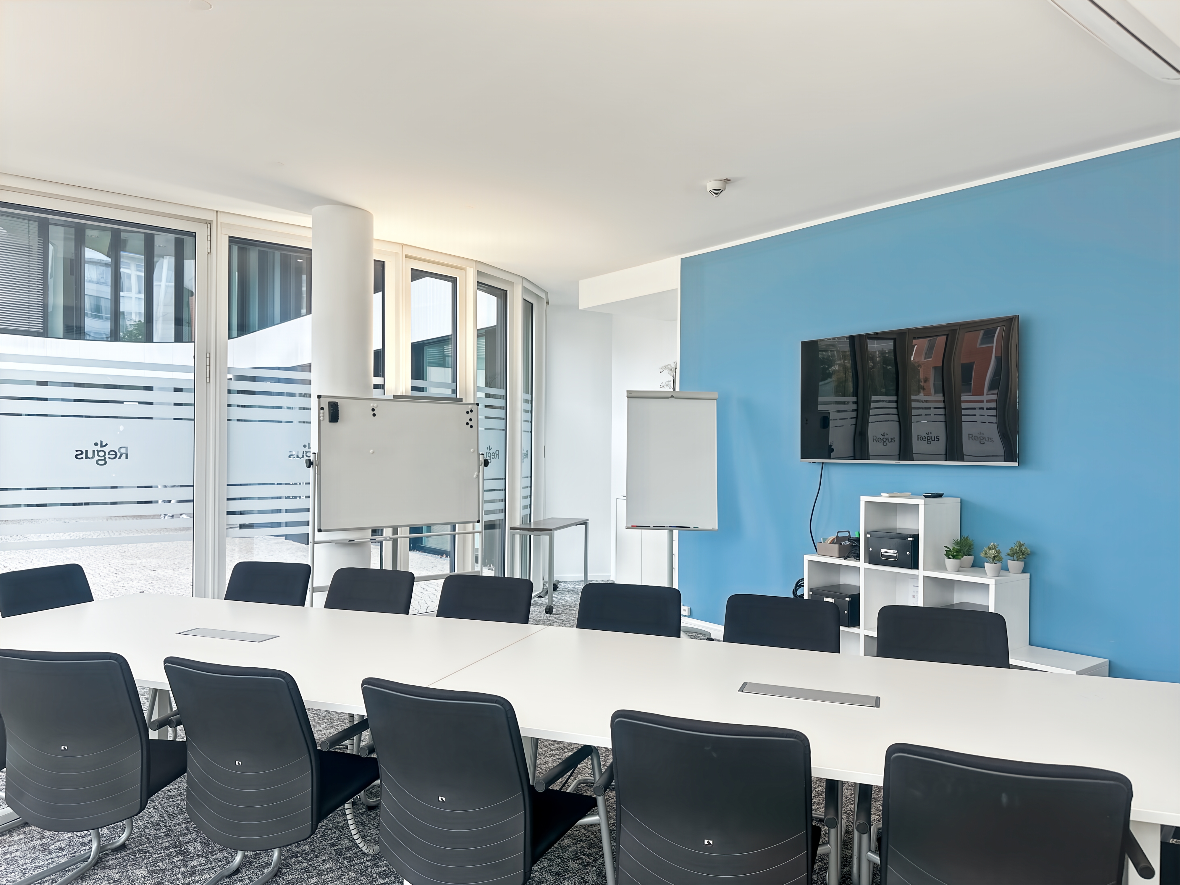 Coworking Space: Arbeitsplätze, Services und Support unterstützen Sie bei der Arbeit in Regus Airport City 