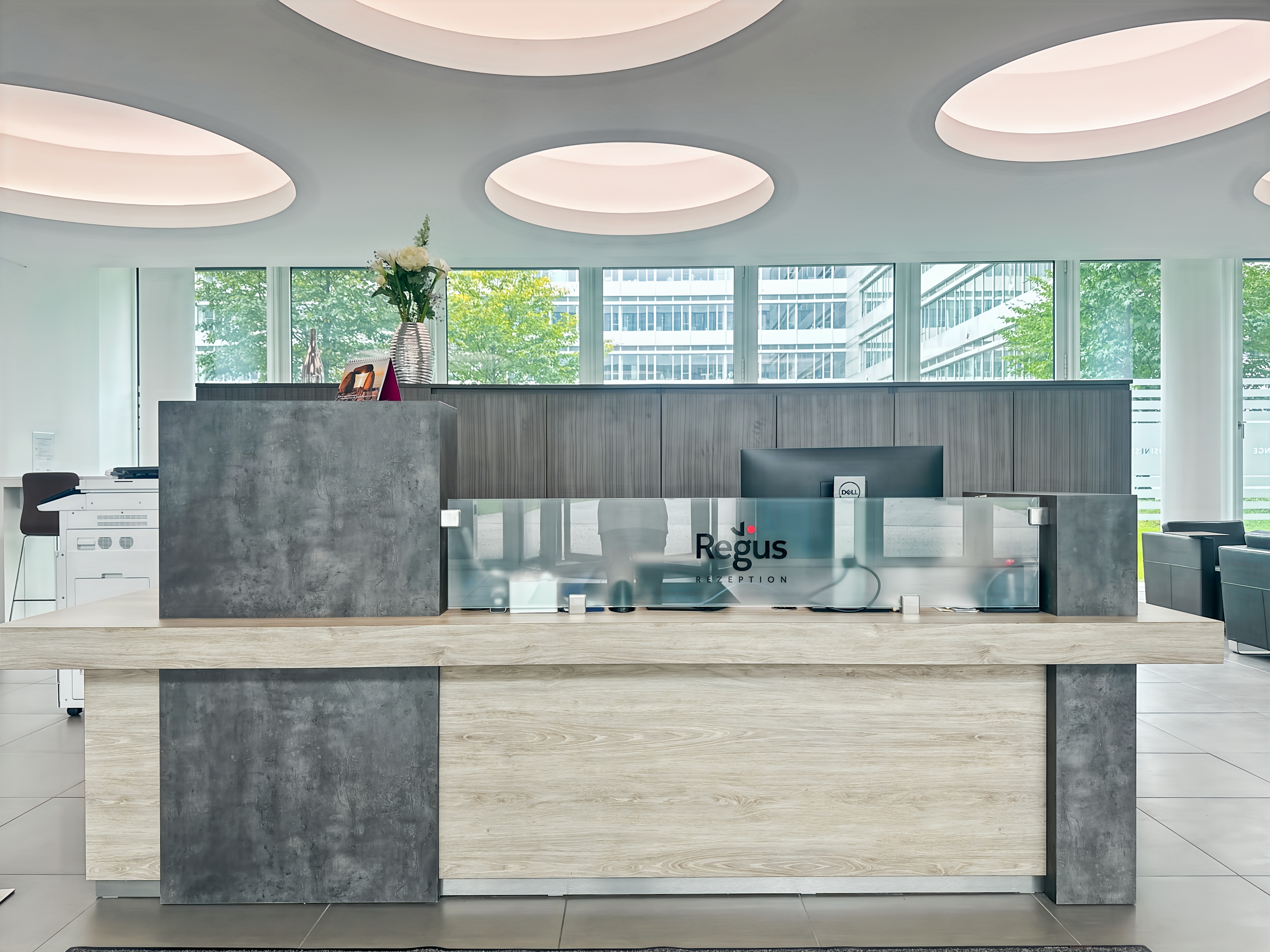 Coworking Space: Arbeitsplätze, Services und Support unterstützen Sie bei der Arbeit in Regus Airport City 