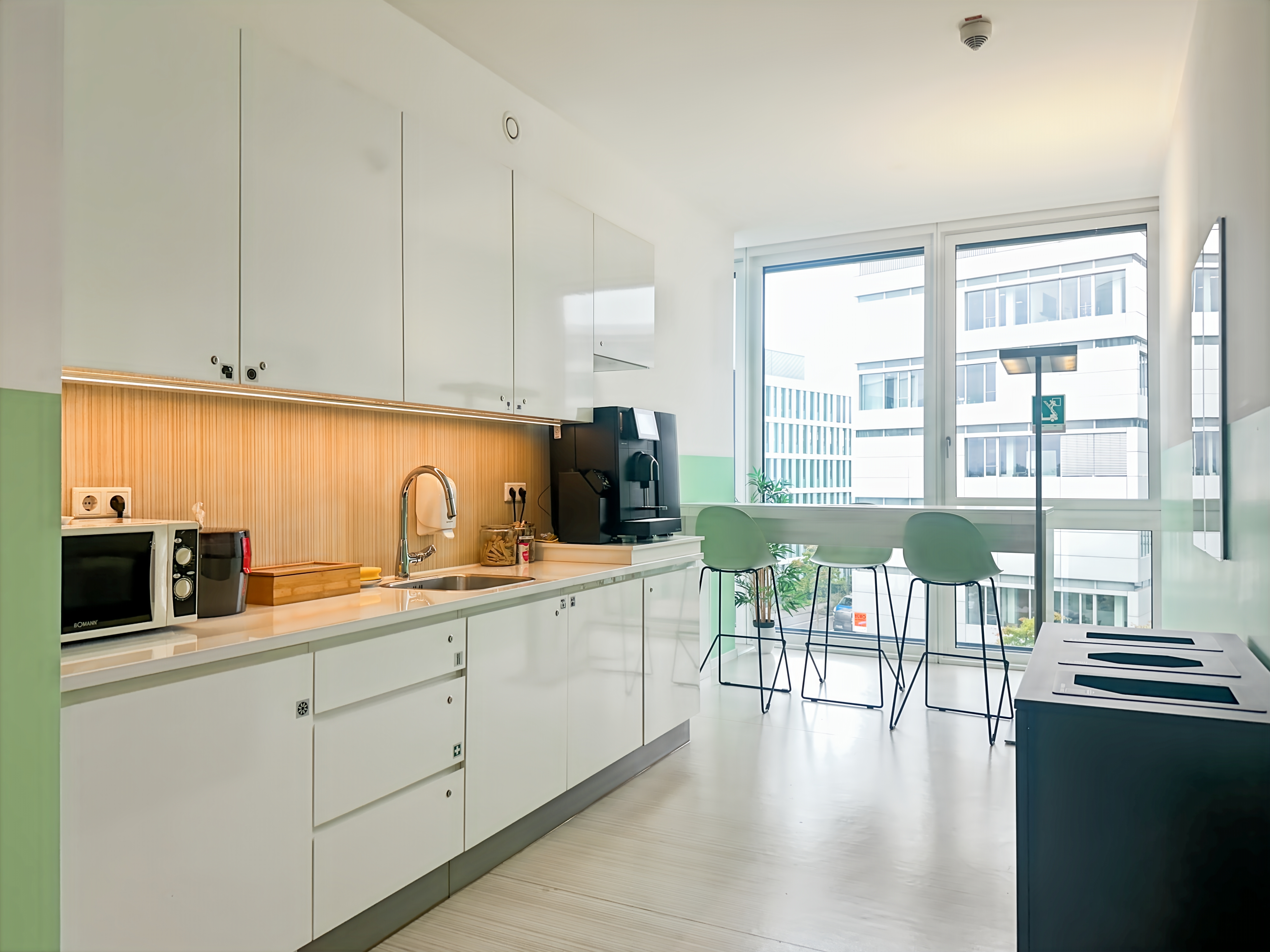 Coworking Space: Arbeitsplätze, Services und Support unterstützen Sie bei der Arbeit in Regus Airport City 