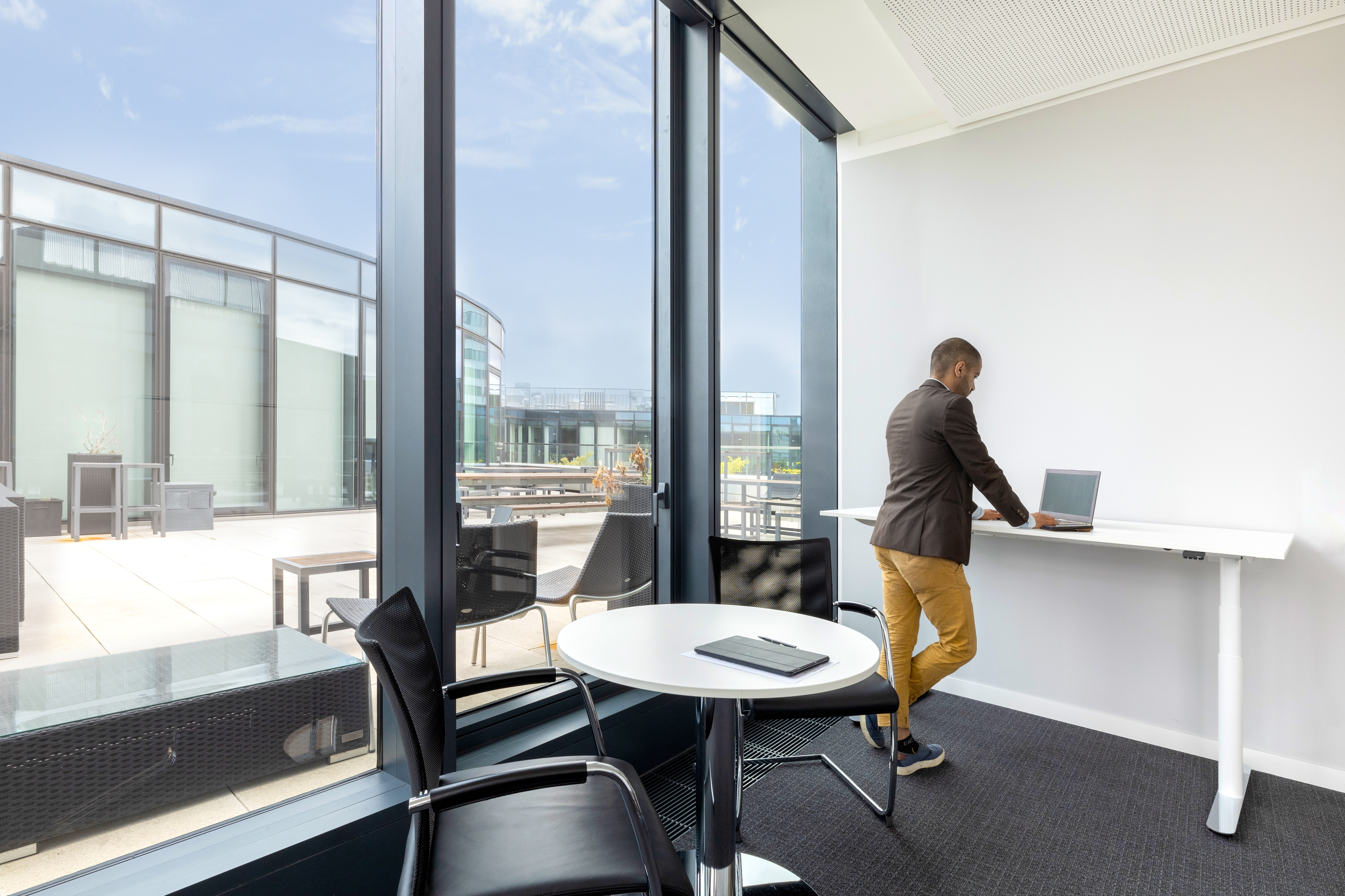 Coworking Space: Arbeitsplätze, Services und Support unterstützen Sie bei der Arbeit in Regus DUSSELDORF, Koe-Bogen