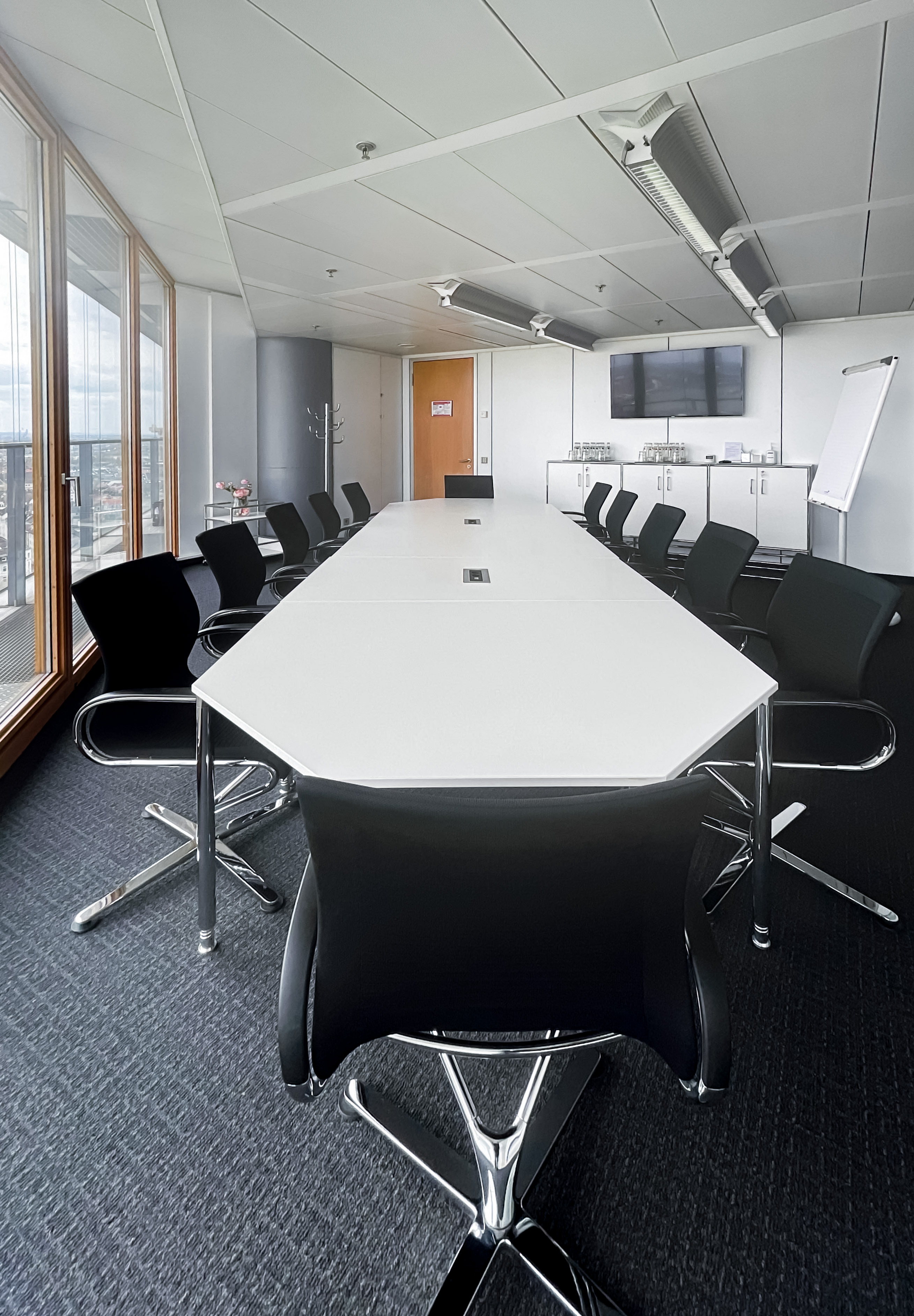 Coworking Spaces - Köln, Bonn, Eifel ... - Arbeitsplätze, Services und Support unterstützen Sie bei der Arbeit in Regus DUSSELDORF, Stadttor