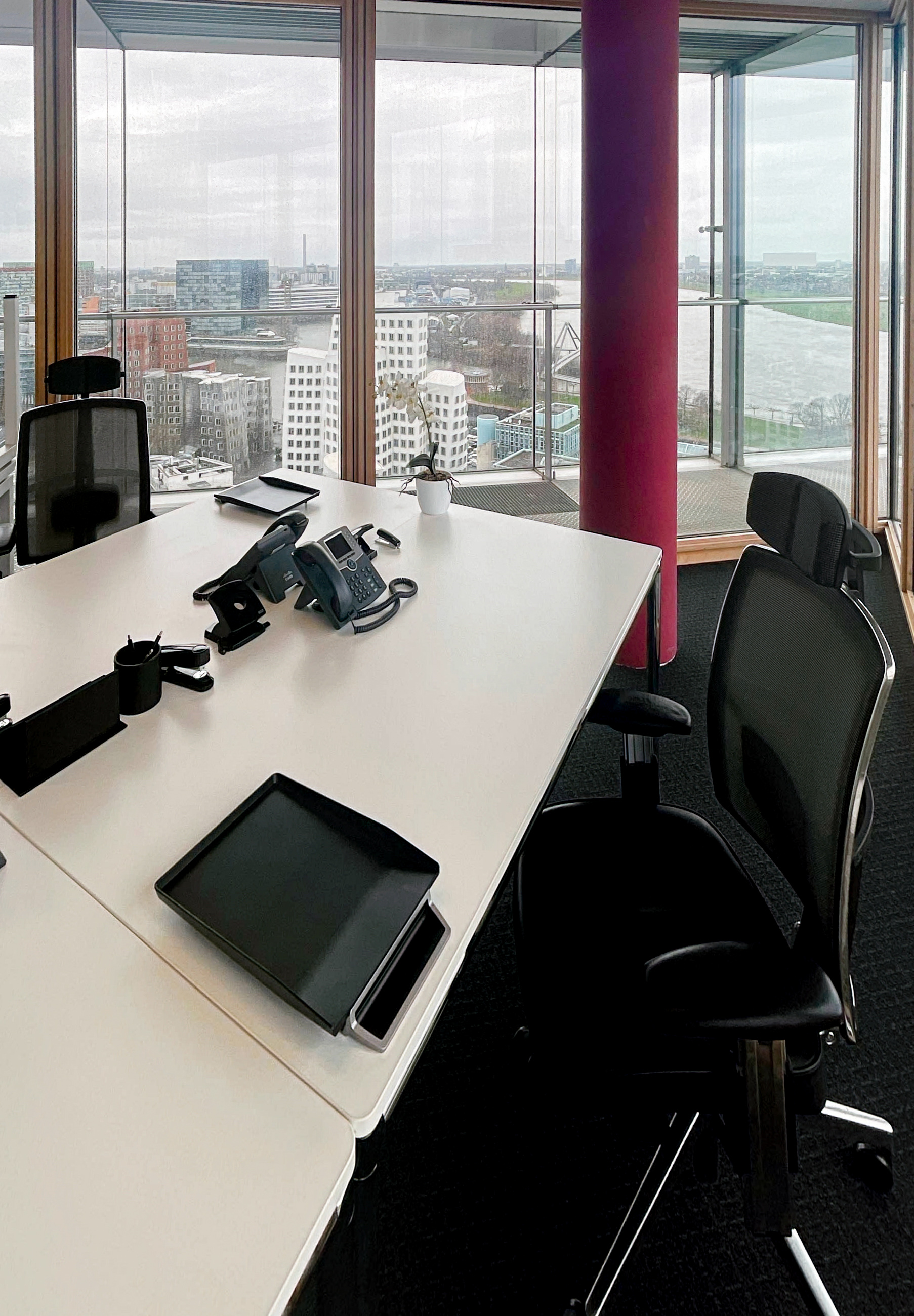 Coworking Spaces - Köln, Bonn, Eifel ... - Arbeitsplätze, Services und Support unterstützen Sie bei der Arbeit in Regus DUSSELDORF, Stadttor