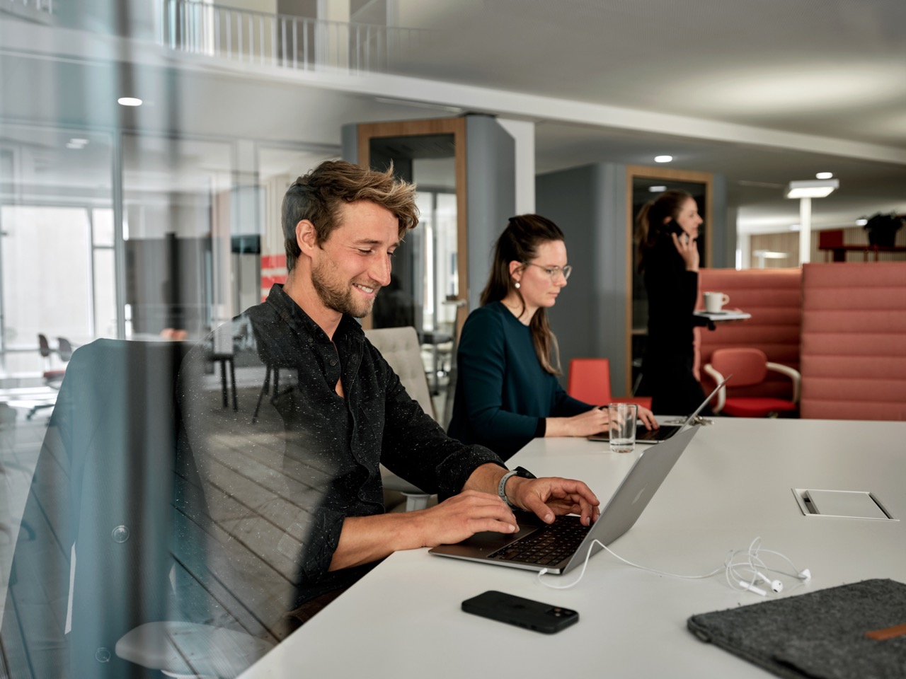 Coworking Space: Coworker arbeiten in einem stylischen Space beim Grünhof Freiburg - Grünhof Coworking Freiburg