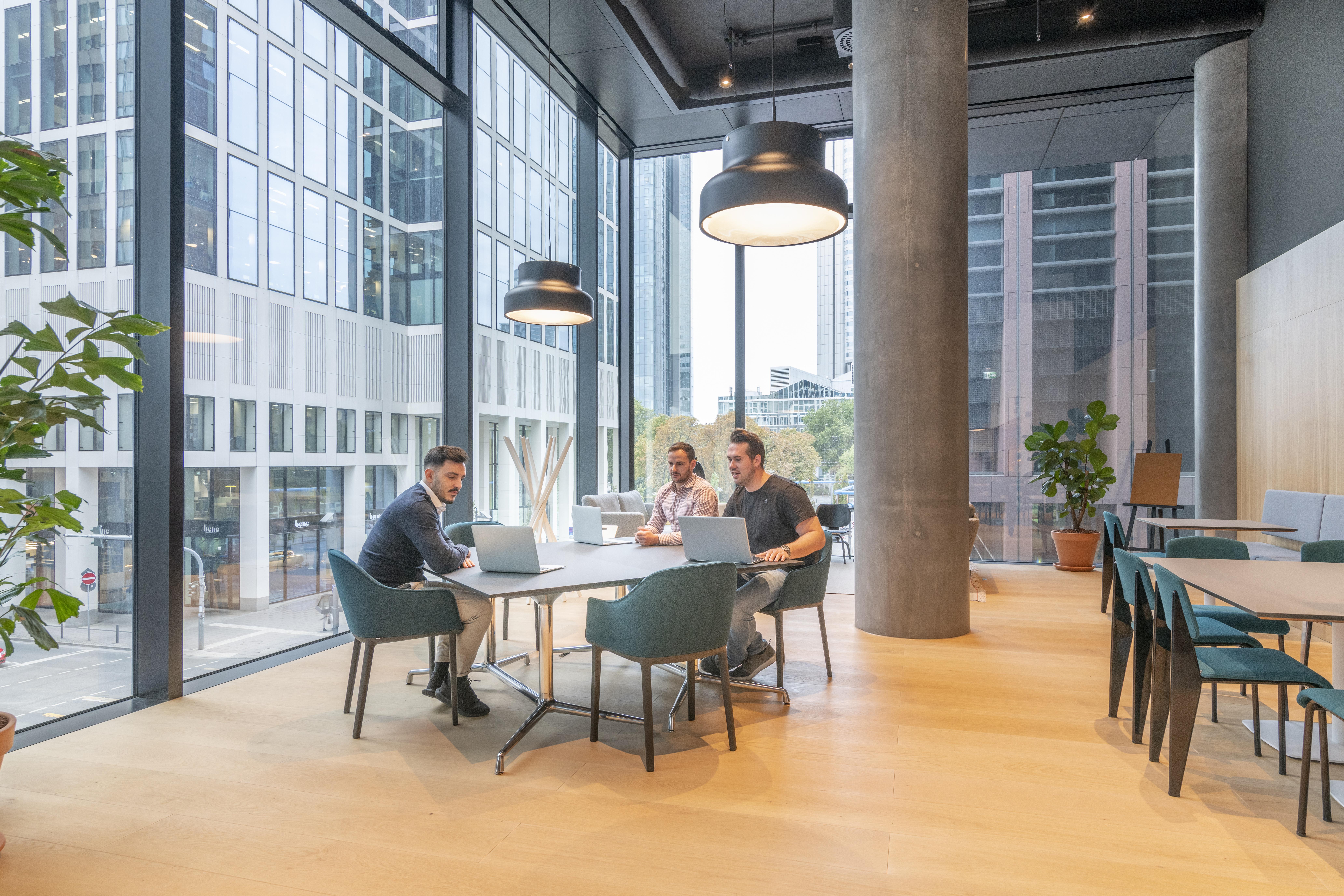 Coworking Spaces - Hessen Nord - All-inclusive-Zugang zu [Arbeitsplätzen, virtuellen Büros und Besprechungsräumen] in Spaces Omniturm