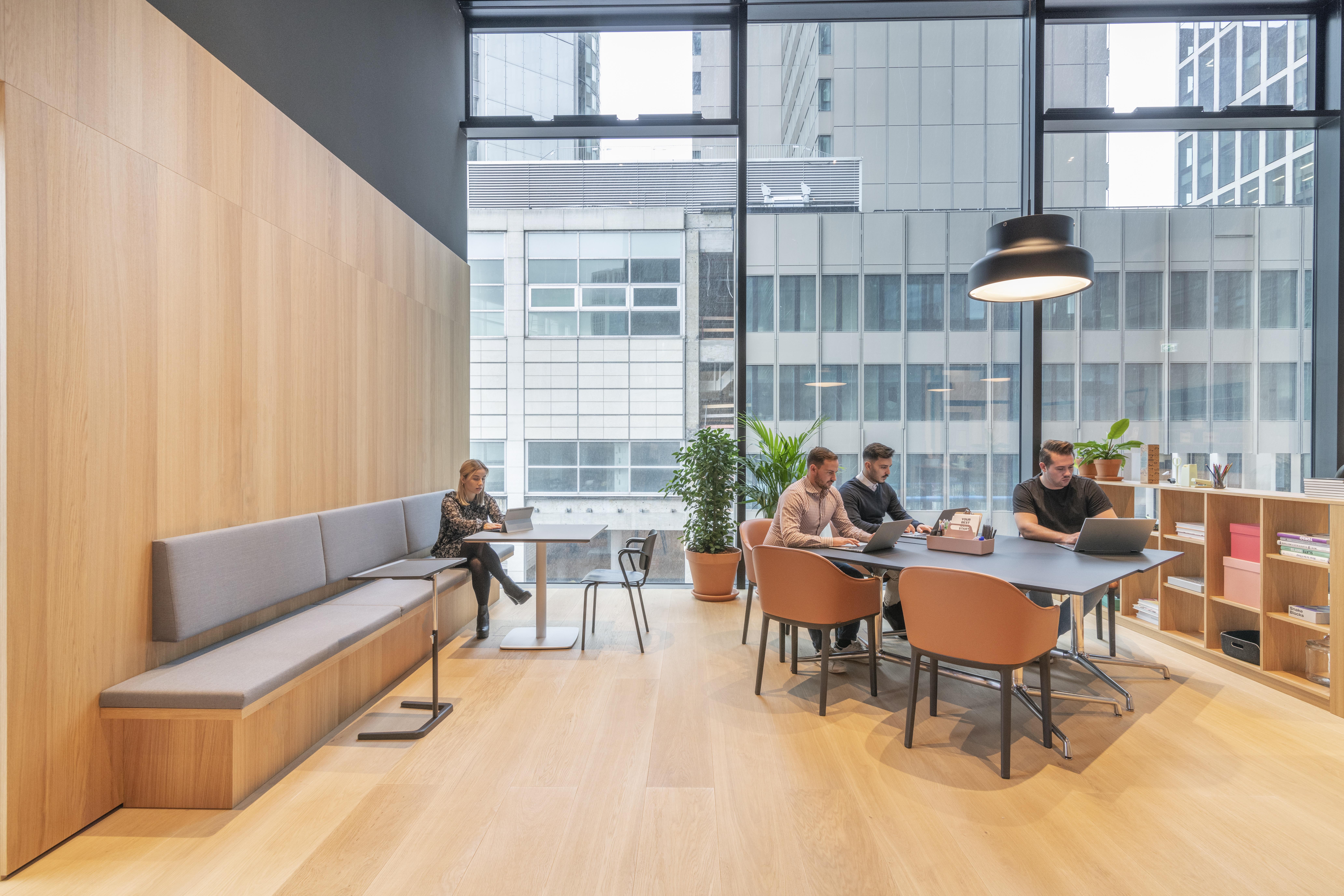 Coworking Space: All-inclusive-Zugang zu [Arbeitsplätzen, virtuellen Büros und Besprechungsräumen] in Spaces Omniturm