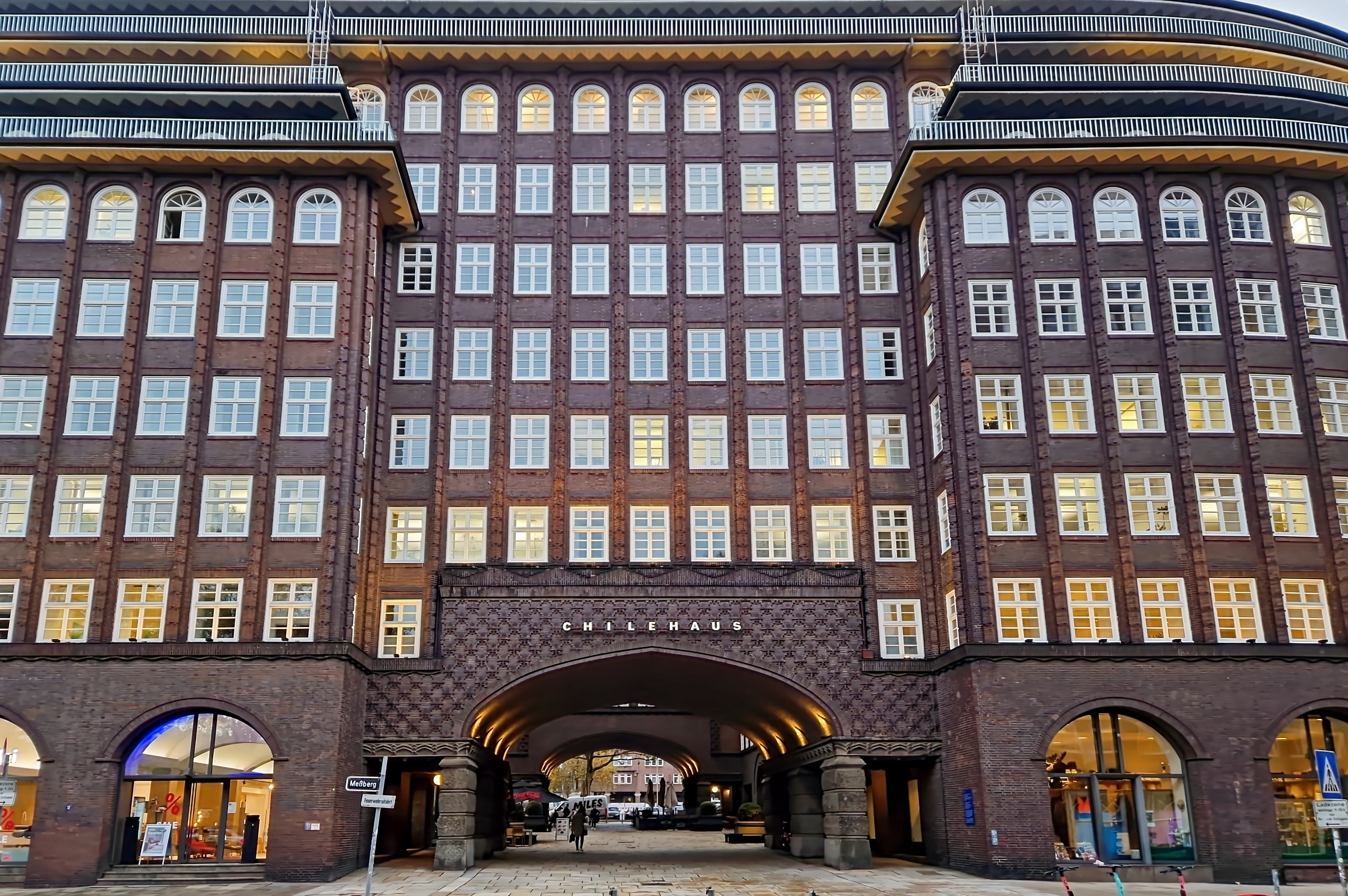 Coworking spaces - Hamburg-Umland - All-inclusive-Zugang zu [Arbeitsplätzen, virtuellen Büros und Besprechungsräumen] in Regus Chilehaus